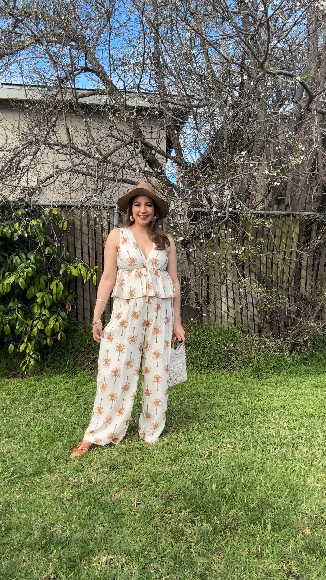 OYOANGLE Conjunto de 2 piezas para mujer, camiseta sin mangas con volantes y pantalones de pierna recta.
Perfecto para el verano🌞de referencia utilizo el size:L

#LTKSaleAlert #LTKSeasonal #LTKSpringSale