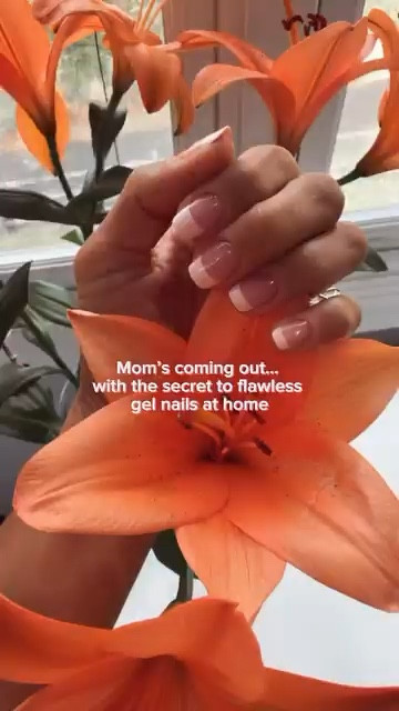 My official mom coming out !! Gel stickers changed my life  @ohora_usa  magic ✨ 
@ohora_influencers

  #ohora #ohorausa #ohoranails #diynails #kbeauty #vacaynails #nailinspo
