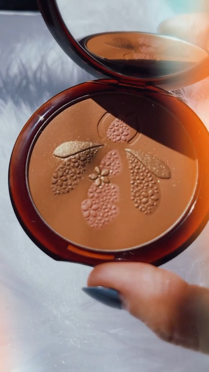 O pó que já era perfeito ficou melhor ainda, essa edição limitada já esgotou mais coloquei embaixo a nova de flores com abelhas que está ainda mais bonita, Guerlain sempre se superando 💖

#LTKbeauty #LTKbrasil