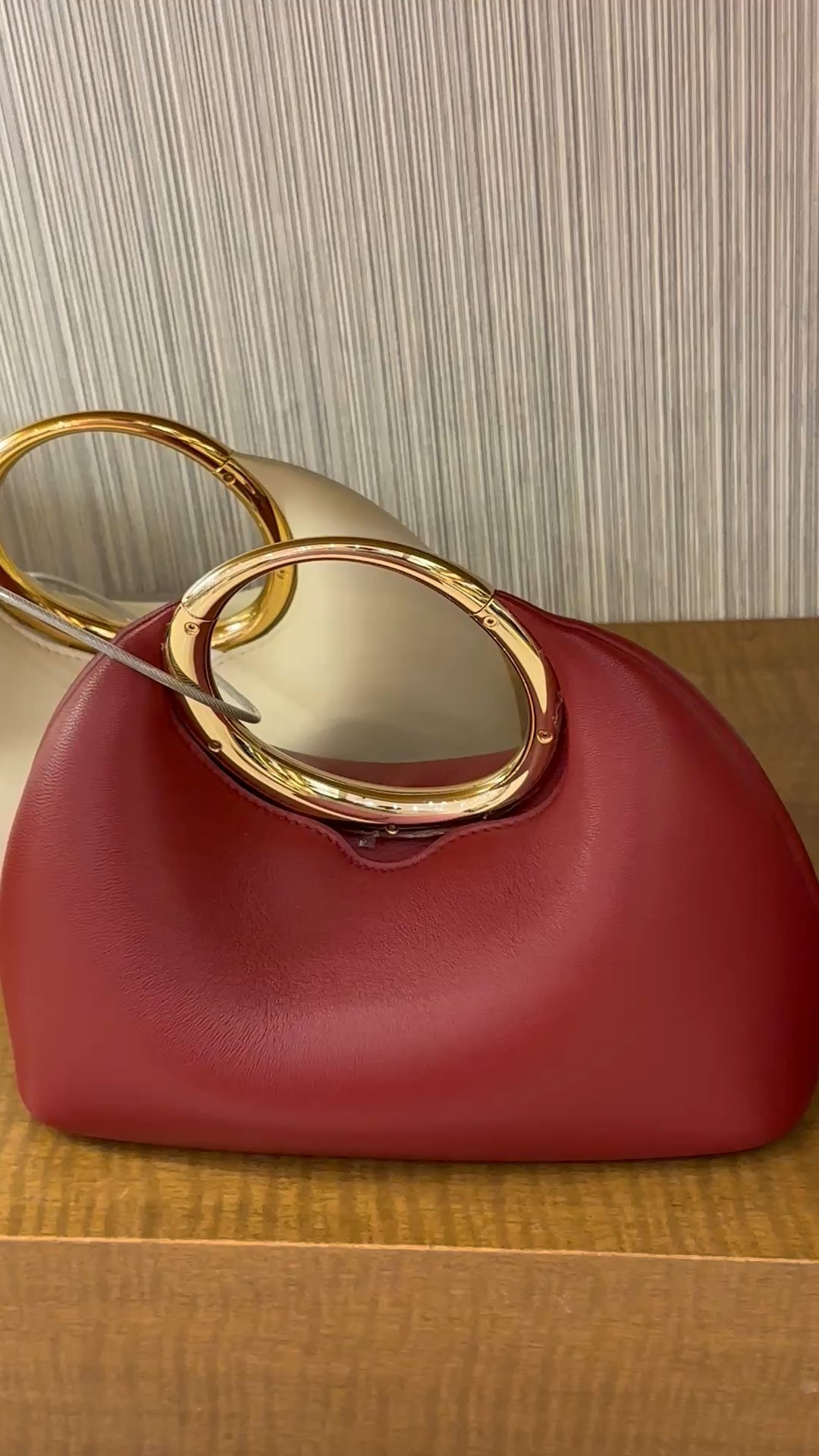 Jacquemus fall collection 

#fallbags #luxurybags #designerbag


#LTKStyleTip #LTKSeasonal #LTKItBag