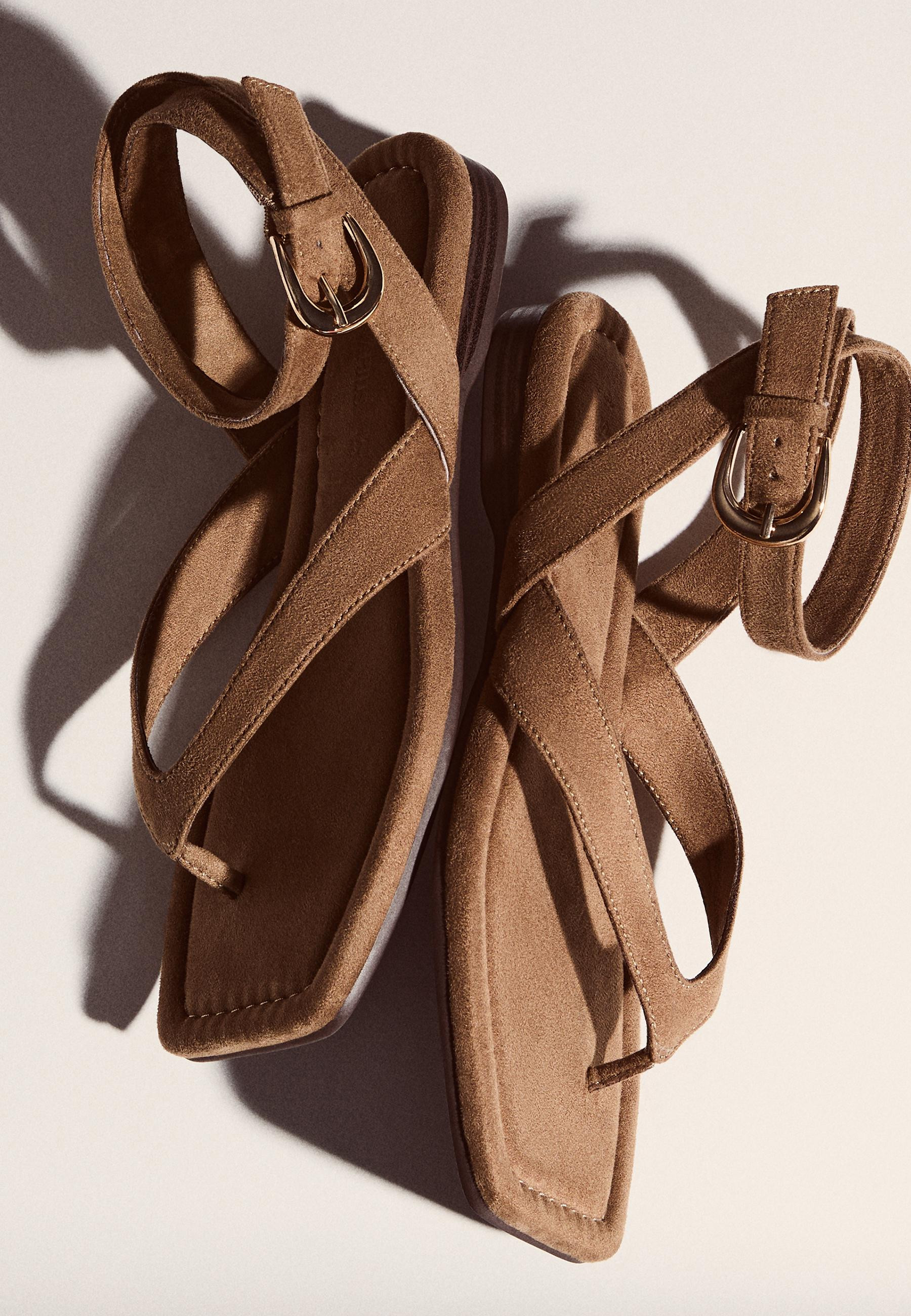 Flat textured sandals - Women's fashion | Stradivarius United Kingdom | Stradivarius (UK)