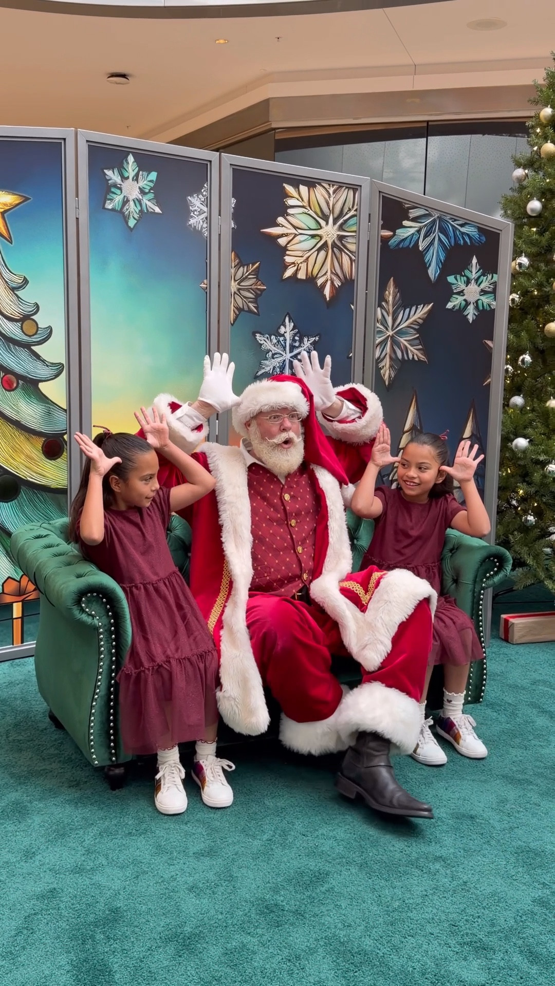 Come with us to visit Santa at the Bloomingdale’s Court inside of the @beverlycenter !!🎅🏼 

Our experience with Santa was by far our favorite. My girls enjoyed every minute of it. Thank you @vipholidayphotos for this amazing experience! 

Book your photo with Santa now through Dec 24 🗓️

#photoswithsanta #twinfamily #twinmom