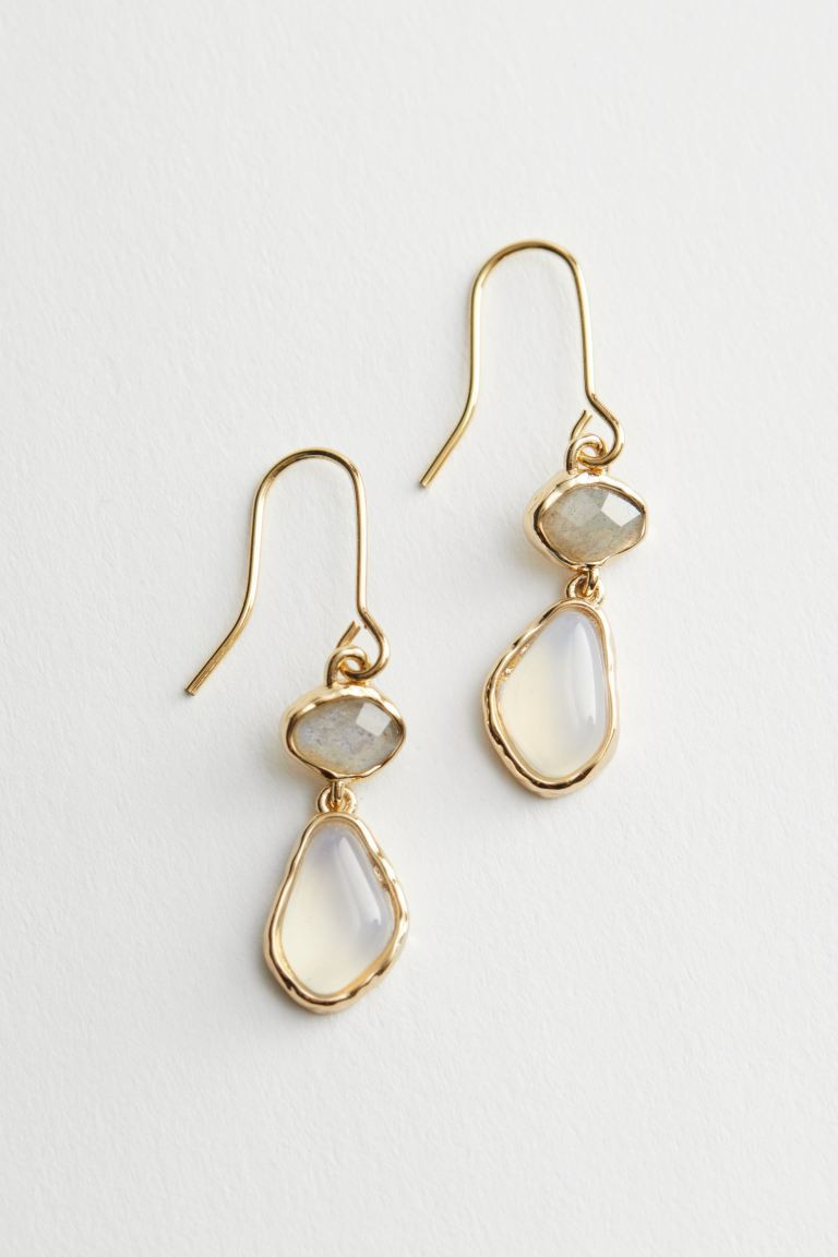 Ohrhänger mit kleinen Stein-Anhängern | H&M (DE, AT, CH, NL, FI)