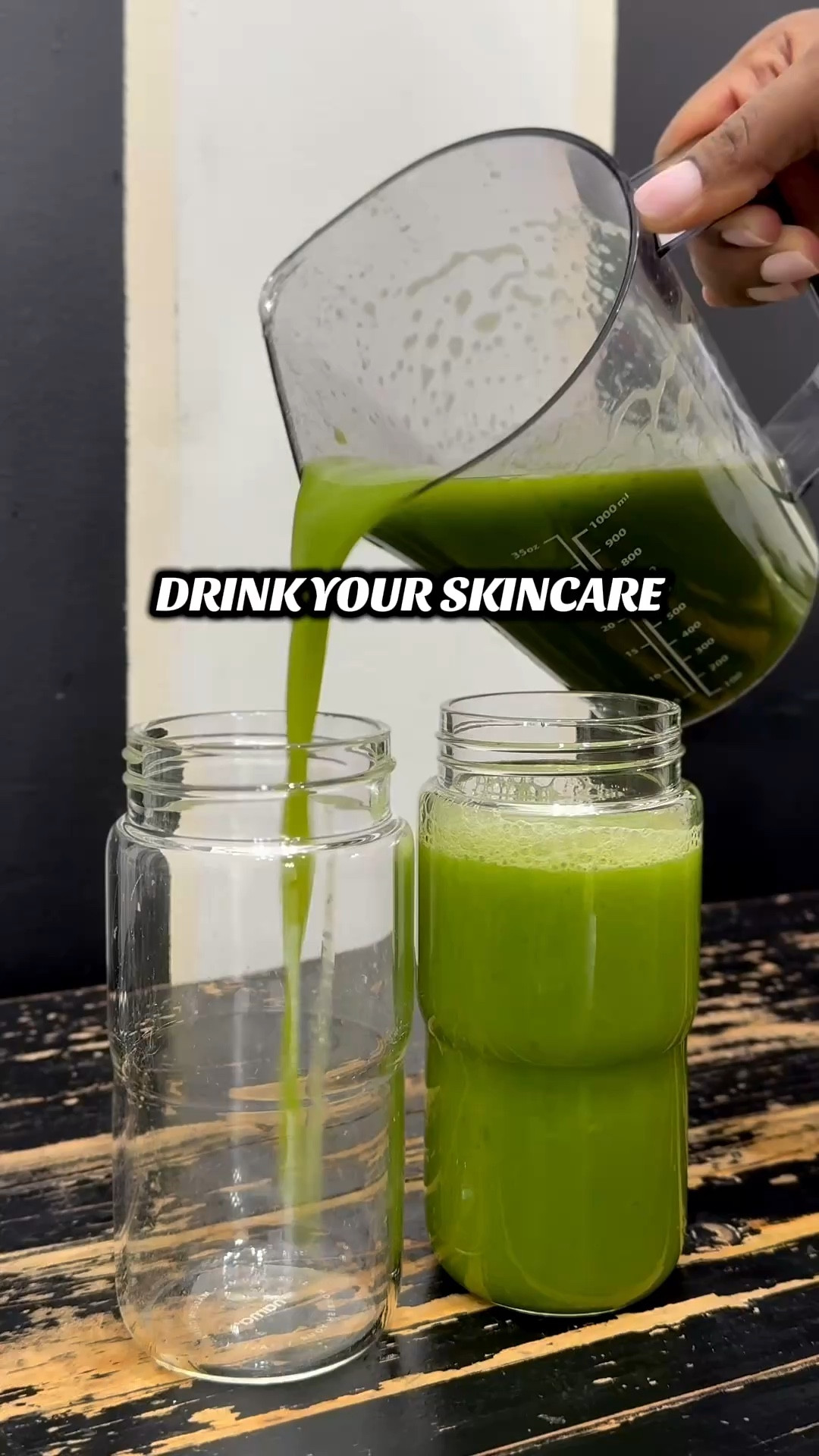 Start with JUICE OF THE WEEK

WHAT’S IN IT
Apples
• Natural sweetness
• Supports digestion
• Rich in antioxidants
• Great for gut-friendly fiber

Kale
• Loaded with vitamins A, C & K
• Supports detox pathways
• Great for inflammation
• Nutrient-dense green powerhouse

Cucumbers
• Hydrating
• Reduces bloating
• Supports digestion
• Helps flush excess sodium

Lemons
• Supports liver function
• Aids digestion
• Helps reduce water retention
• Brightens the flavor naturally

Ginger
• Anti-inflammatory
• Relieves bloating
• Supports gut movement
• Boosts circulation

This juice is:
✔ Hydrating
✔ Anti-inflammatory
✔ Gut-supportive
✔ Family-friendly
✔ Perfect for batching

Make it for the whole family 
• 2 bags of apples
• 1 bag of kale
• 4 lemons
• 3 cucumbers
• 1 full ginger head

I make mine using the Nama J2 Cold Pressed Juicer it handles kale and ginger like a dream and makes batching way easier.

Save this week’s recipe and 
let me know how you like it 💚

#JuicingWithPriiincesss #JuiceOfTheWeek #GreenJuiceGlow #GutHealthJourney #DebloatingJuice