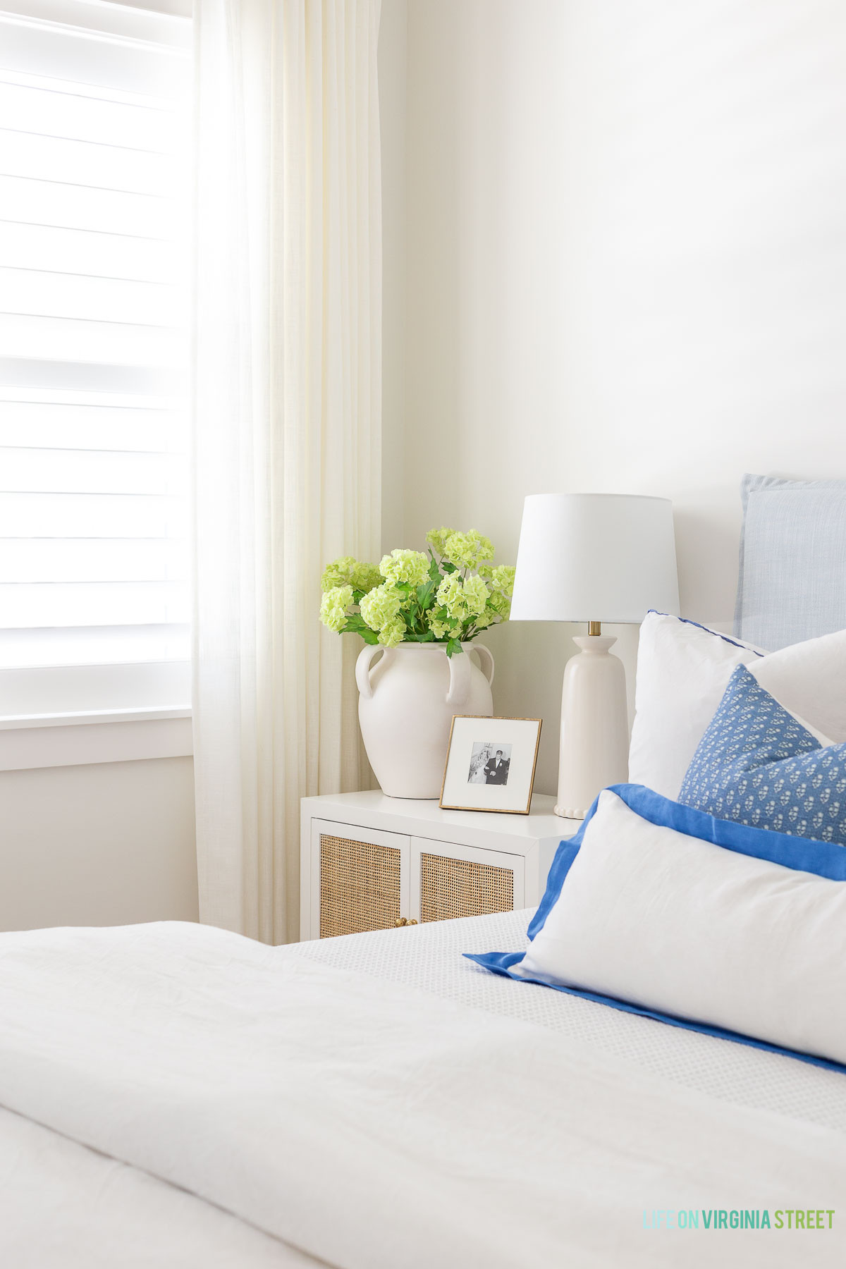 Modern coast spring bedroom dedor  

 #LTKSeasonal #LTKHome