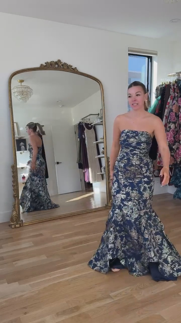 styling David’s Bridal formal & special occasion dresses

codes:
vici: emerson30
electric picks: emerson20

sizing: i did my normal size 2

Wedding guest
Formal event
Black tie
Floral
Straplesss
Special occasion
Fall party
Winter event


#LTKWedding #LTKStyleTip #LTKParties