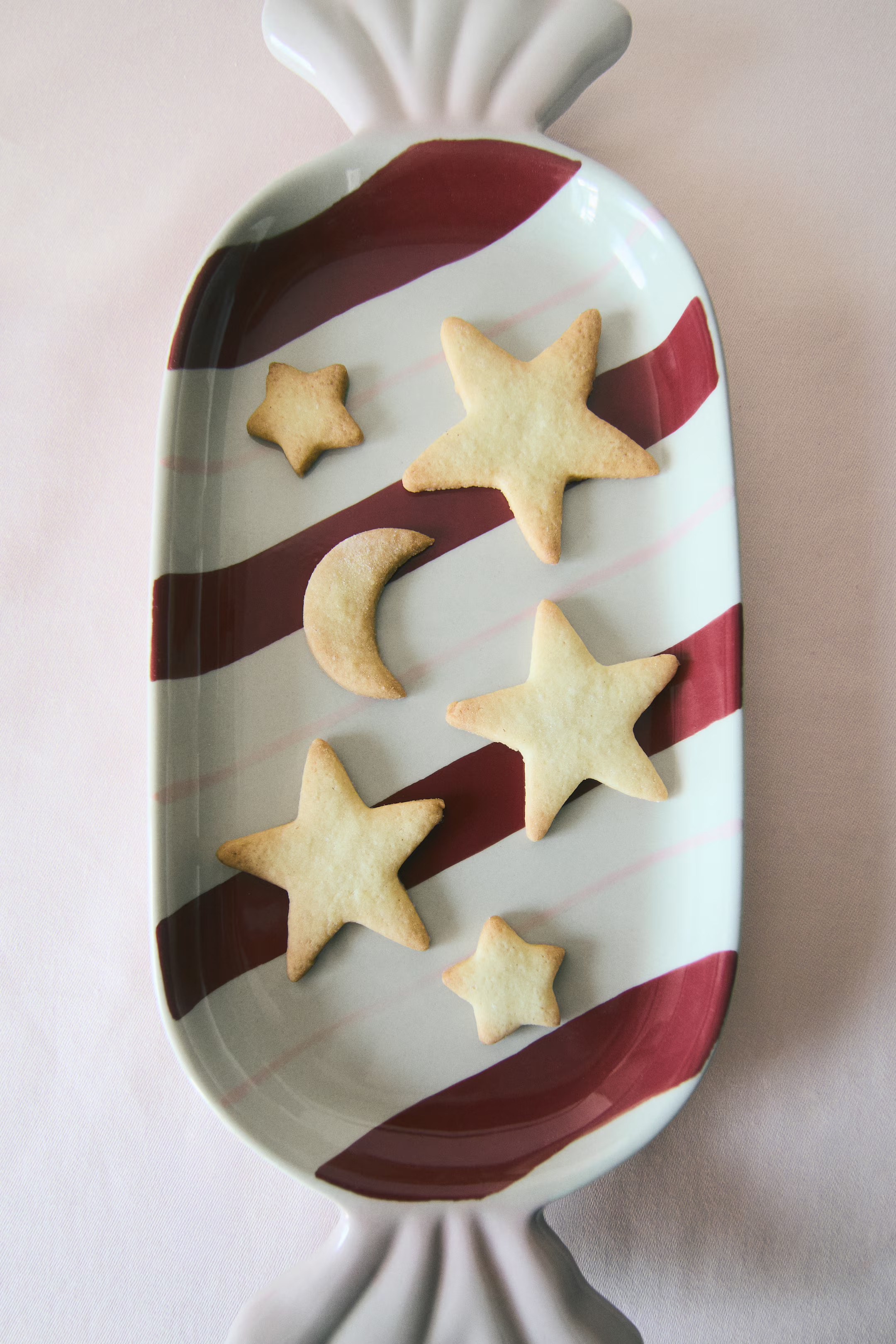 Figurative stoneware serving plate | H&M (FR, IT, ES, PT, BE)