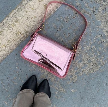 It’s the pink element that I love! @abercrombie
#babyyyliwears @amazonfashion top and purse, thrifted heels, @urbanoutfitters rosette choker and @abercrombie jeans
#abercrombiestyle #abercrombieandfitch #abercrombie #amazonstyle #uoonme #rosettes

#LTKGiftGuide