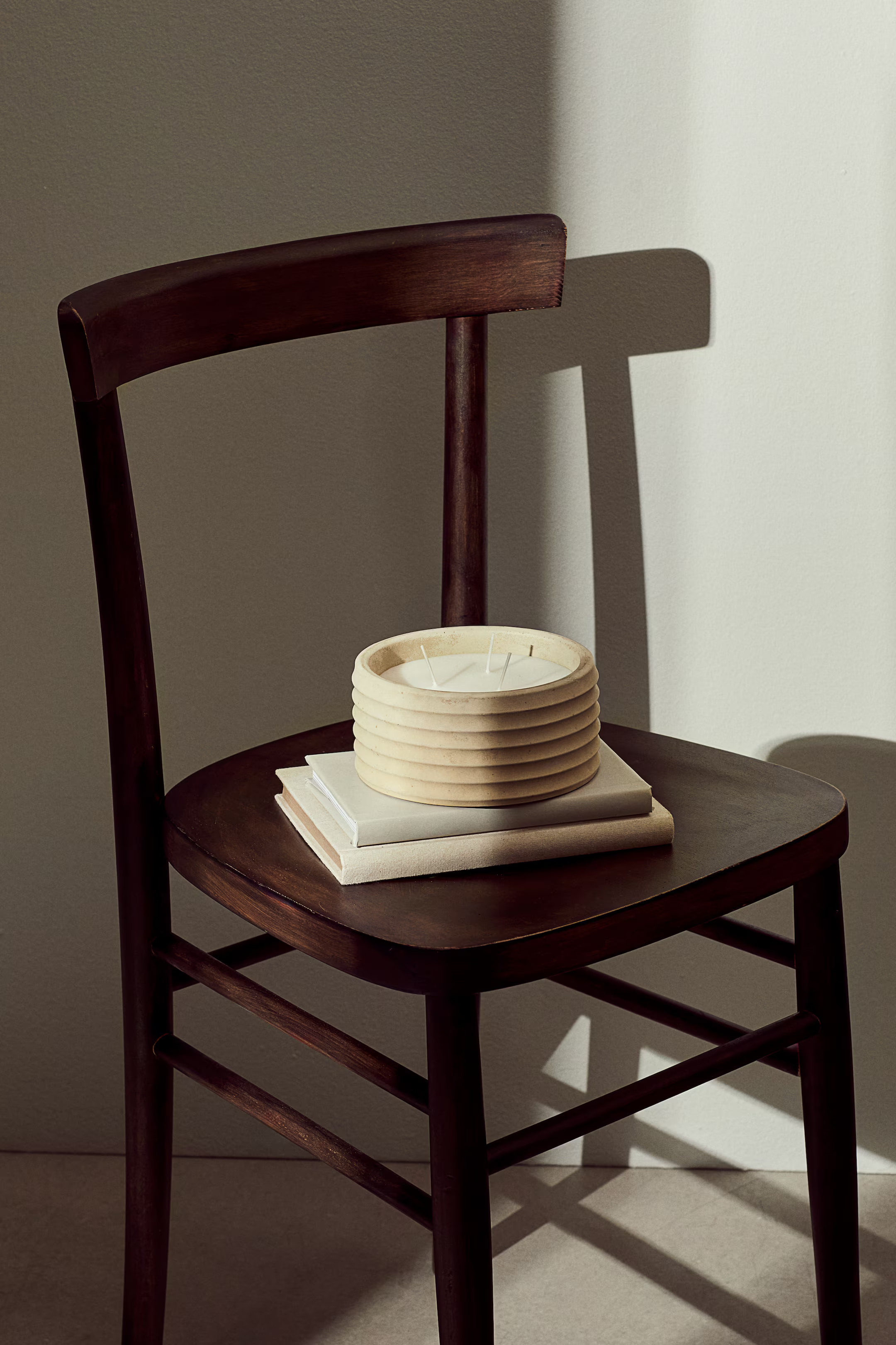 Scented candle in a concrete holder | H&M (UK, MY, IN, SG, PH, TW, HK)