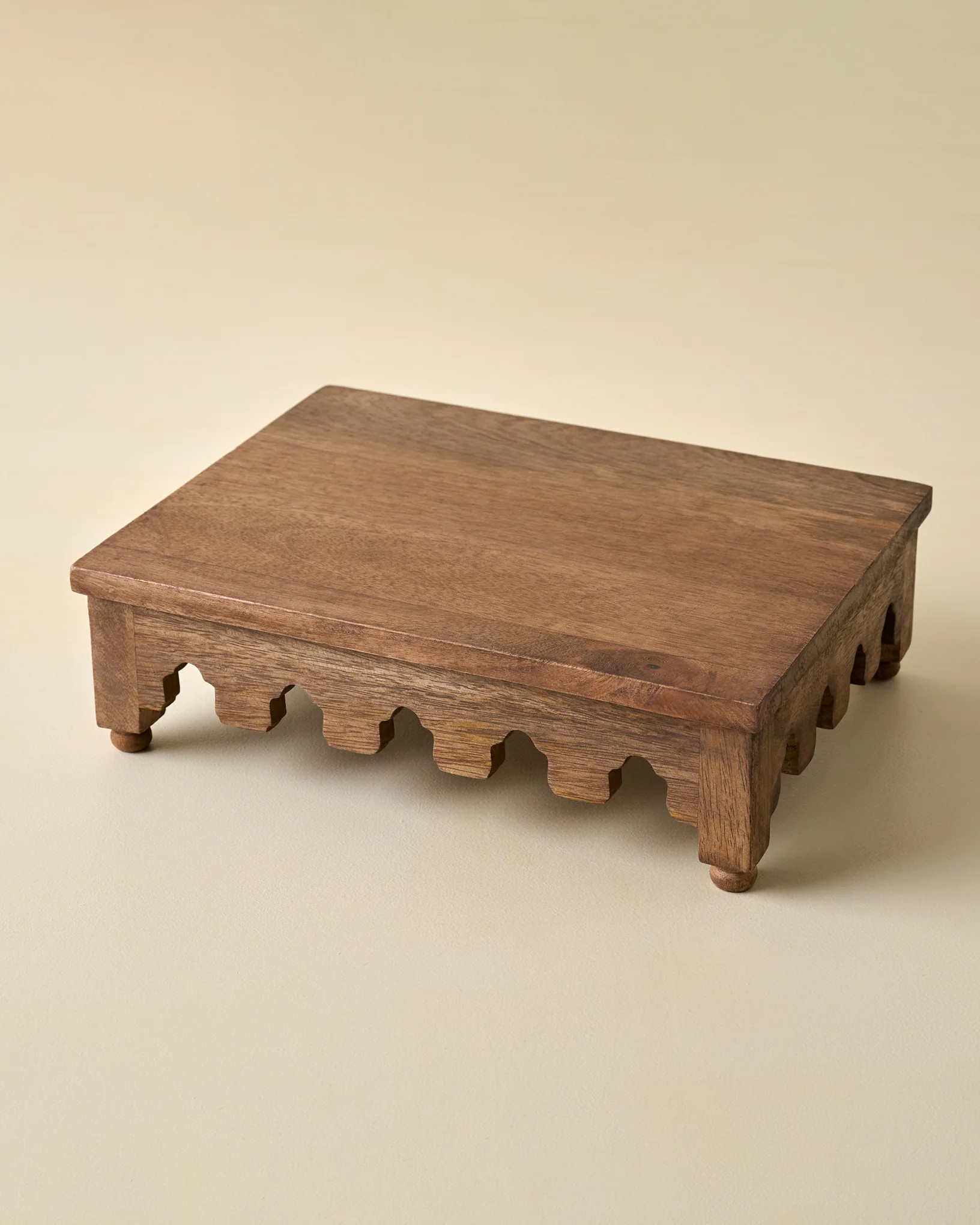 Archie Scalloped Wooden Riser | Magnolia