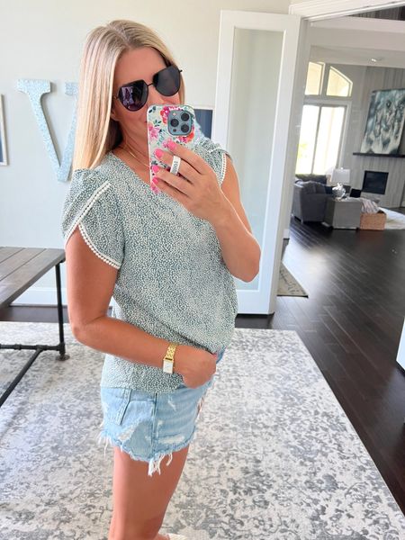 Summer outfit idea


Fashion  fashion blog  summer  summer fashion  summer outfits  floral blouse  denim shorts  what i wore  style guide  fit momming 

#LTKStyleTip #LTKSeasonal