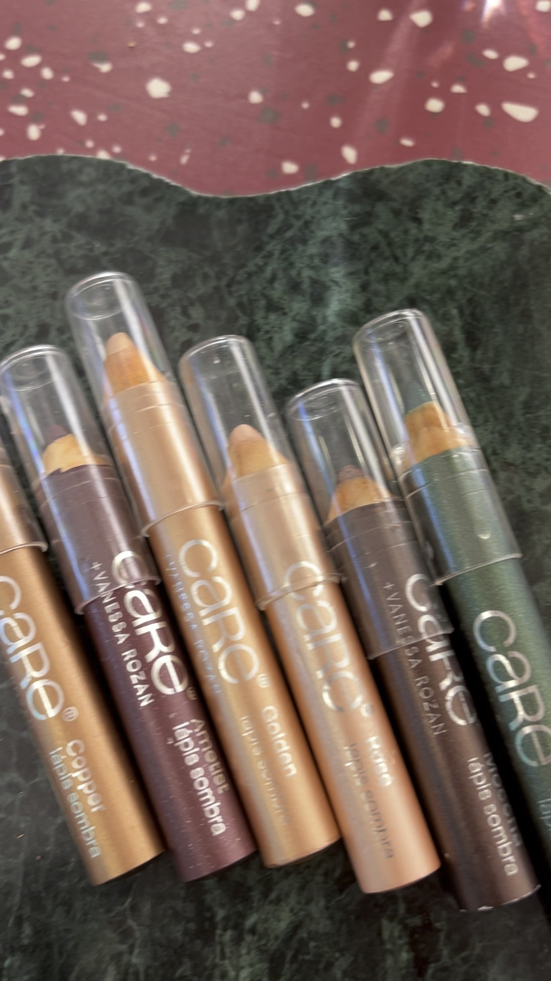 Os lápis sombra são muito práticos e dão um up para a sua Make! 🤌🏾💚