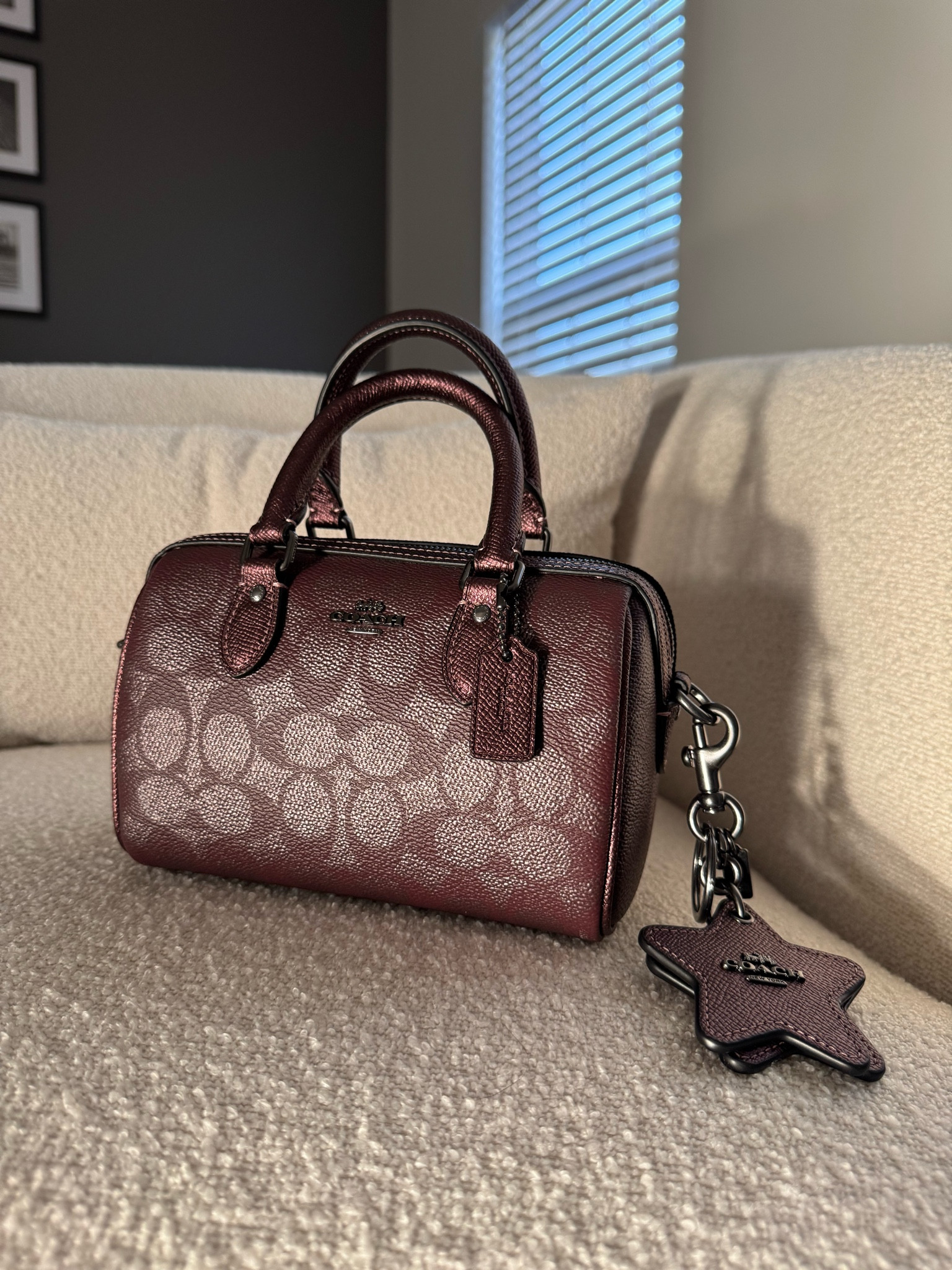 Unboxed my new Coach Mini Rowan Gift Set in the stunning color Wine 🍷✨ Obsessed with the timeless elegance and how perfect it is for every occasion. 👜💼 Cheers to chic accessories that make a statement! 

#Coach #MiniRowan #UnboxingMoment #GiftSetGoals 