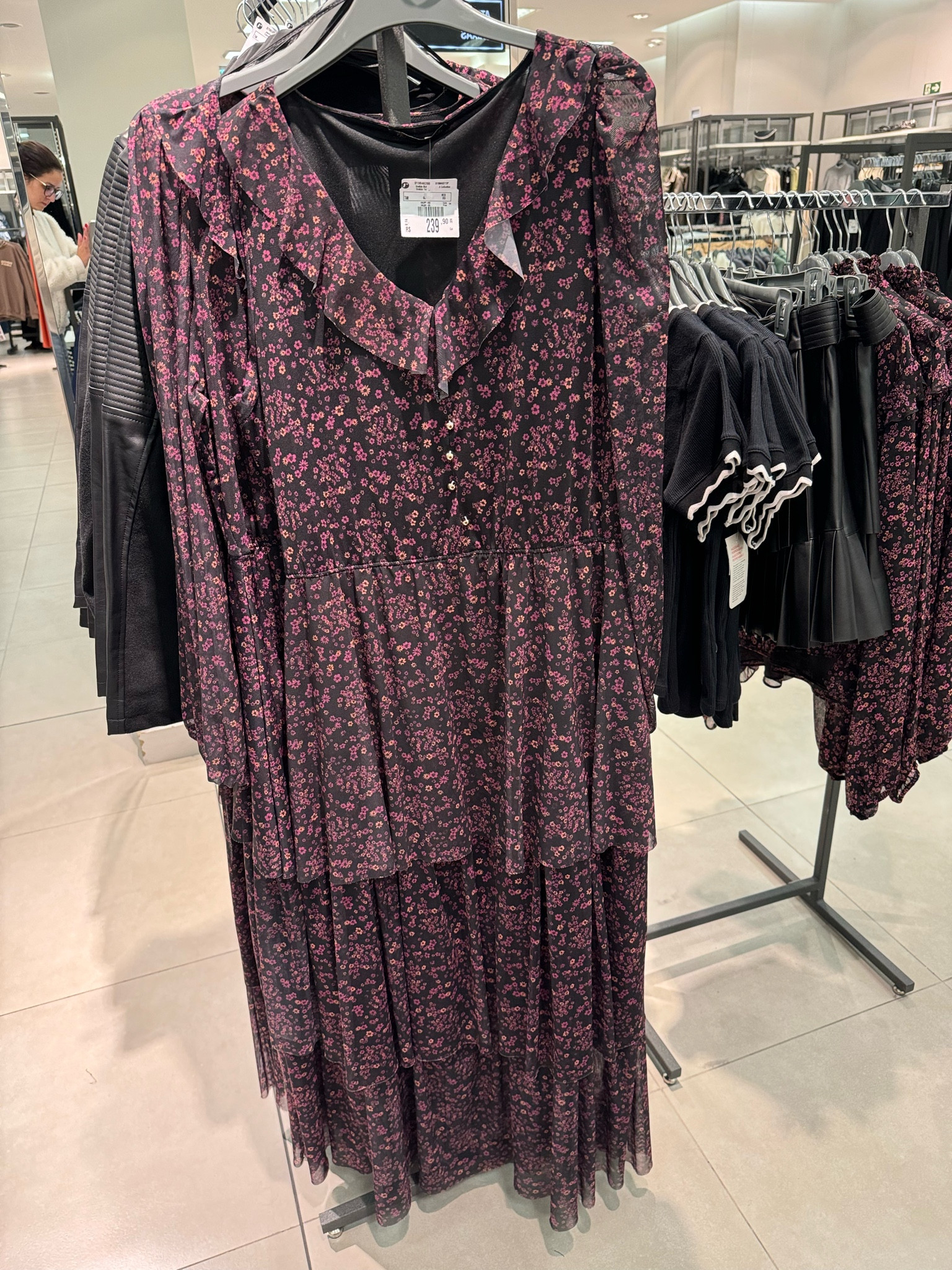 Vestido manga longo cor bordo com estampa na cor preta.
A foto não faz jus a sua beleza.

#LTKbrasil #LTKwinter