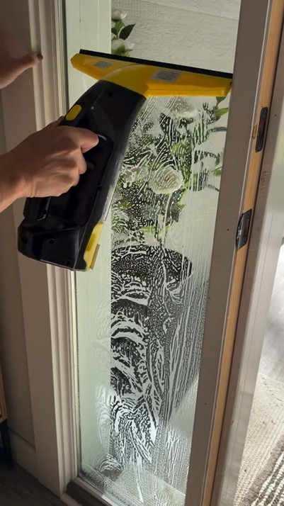 My laundry might be piled up, but you can bet I’ve got sparkling clean windows! 👏✨😂

Comment WINDOW for the link and you’ll see for yourself! 👏👏 

#clean #windowclean #tidy #windowhack