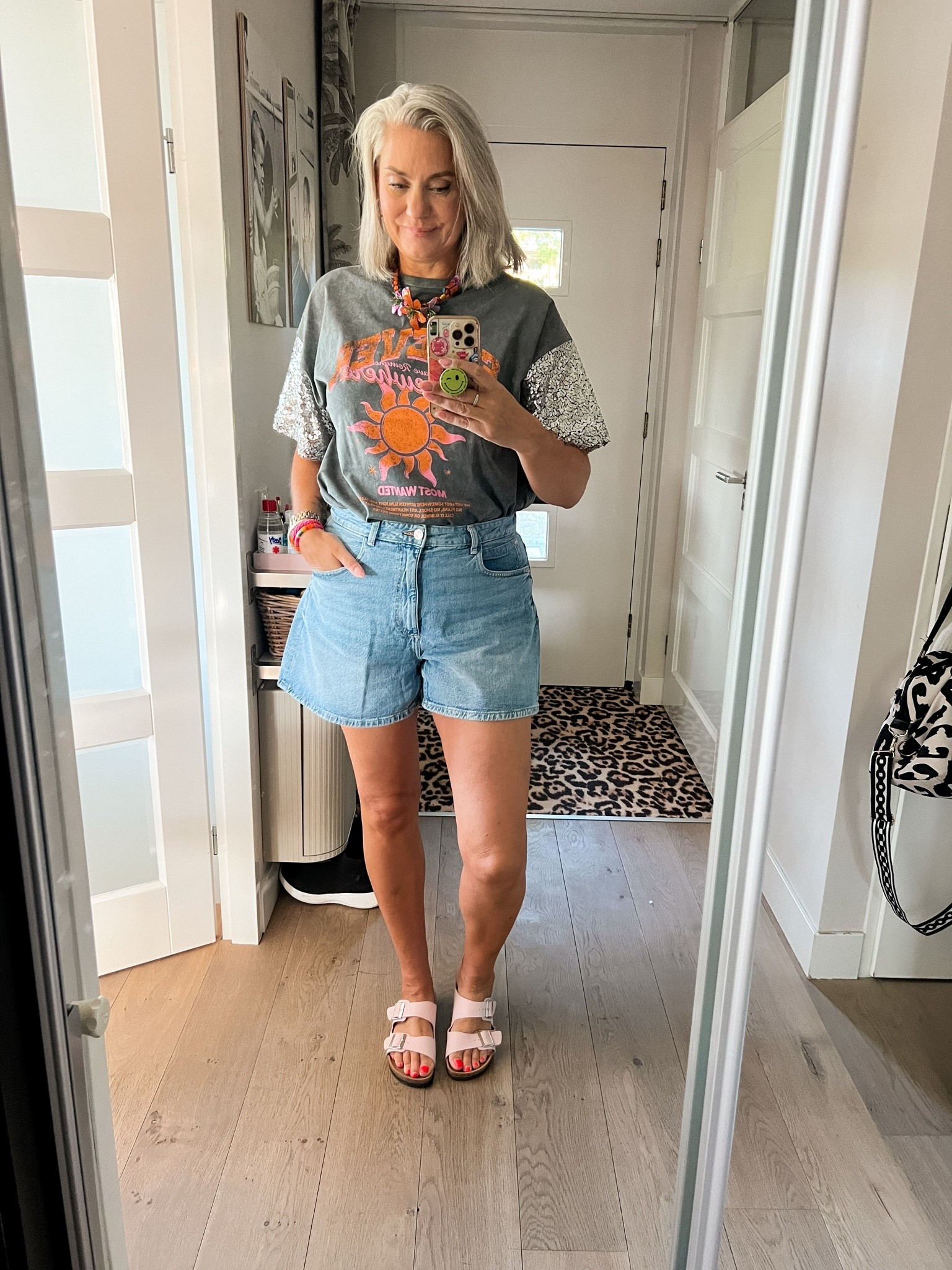 OOTD - dinsdag. T-shirt met pailetten mouwen (https://most-wanted-nl.mtpc.se/6431949 maat M) denim short is van Zara (44). Leuke ketting erbij en roze Birkenstocks.

#LTKnederlands #LTKeurope #LTKsummer