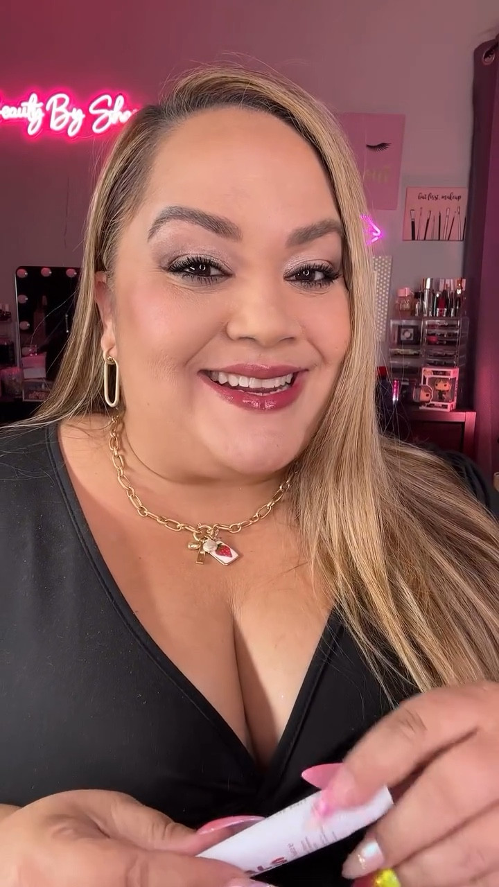 ✨ Meet your new go-to for hydrated, soothed, and glossy lips all day long! 💜 I’m loving the @topicals Slick Salve Glossy Lip Balm in Açaí—a vegan, barrier-building balm powered by hyaluronic acid, ceramides, and rice bran wax to lock in moisture and soothe even the driest lips.

No more chapped lips—just juicy, hydrated shine that actually treats while it glosses! 💋

⭐ Vegan + cruelty-free
⭐ Free of parabens + harsh chemicals
⭐ Delivers intensive hydration + improves lip texture over time

If you love hydrating lip balms that actually work, this one’s for you. 💧

🩵 Have you tried Topicals yet? Drop your fave product below! 👇

#LipBalm #GlossyLips #Topicals #HydratingLipBalm #LipCare #VeganBeauty #CrueltyFreeSkincare #SoothingLipBalm #BarrierRepair #LipRoutine #AçaíShade #SkincareLover #MoisturizingLipBalm

#LTKBeauty #LTKActive #LTKOver40