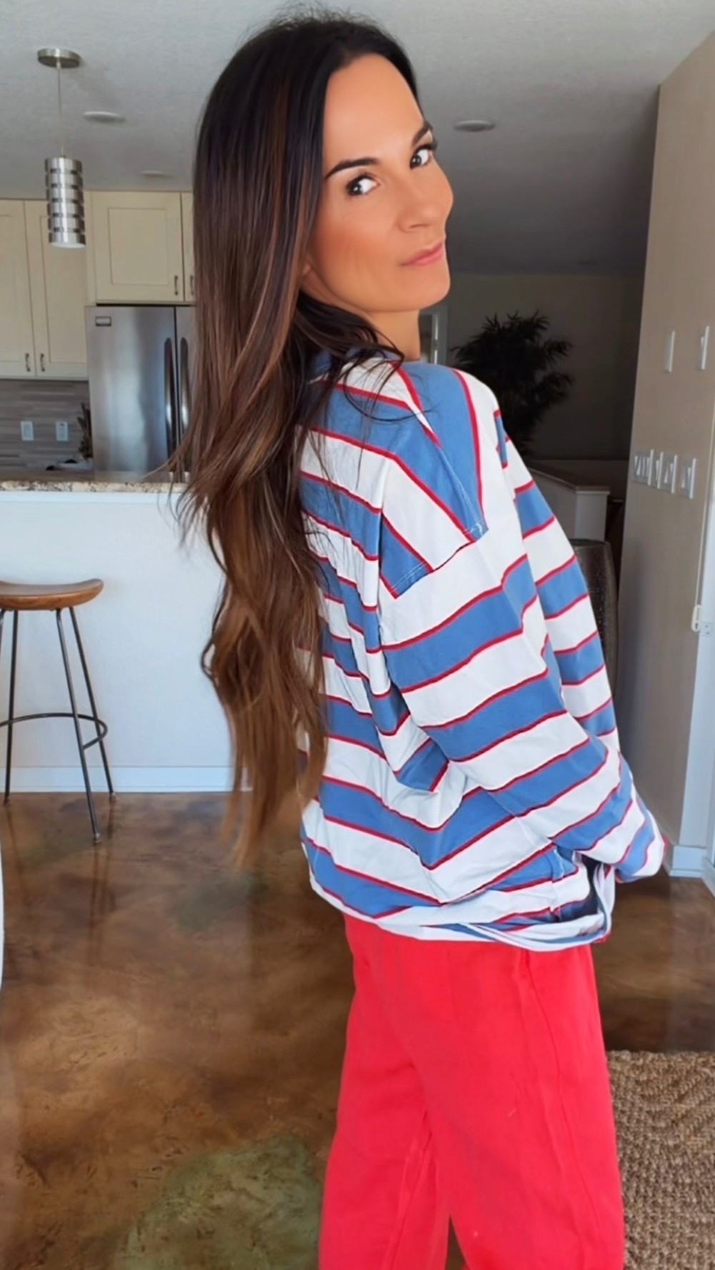 POV: You throw on an oversized striped tee and linen pants for a quick coffee run… and somehow it becomes your favorite outfit of the week. ❤️💙

This look is exactly why I love summer style. Easy, comfortable, effortless… but still cute enough to make it look like you had a plan all along. 😏

The oversized striped tee is giving cozy coastal mornings, the linen drawstring pants are lightweight and breezy, and the fish bag might just be my favorite accessory of the season.

Perfect for beach mornings, breakfast with friends, running errands, or those days when you want to look put together without actually trying.

Wearing XXS in the tee and XS in the pants.

@jcrew

#NicoleColeeStyle #SummerStyle #CoastalChic #BeachStyle #ResortWear

#LTKdayinmylife #LTKgrwm #LTKootd
