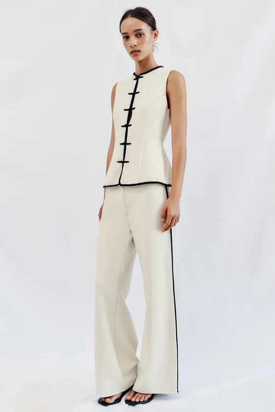 DescriptionCompositionMeasurementsModel height: 181 cmRound neck, sleeveless top. Featuring contr... | Zara UK