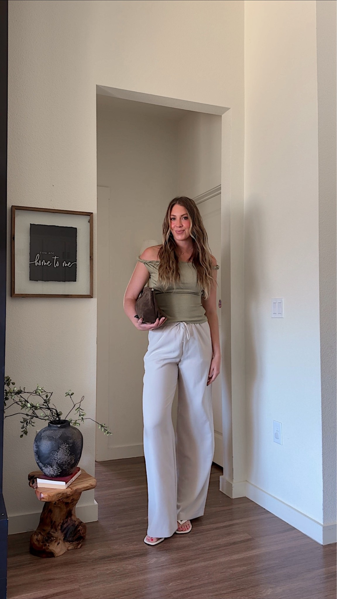 If you’re looking for a go to pair of pants that you can dress up or down, you NEED these! They come in short reg & tall inseams! I’m 5’10 wearing a small tall & small in top