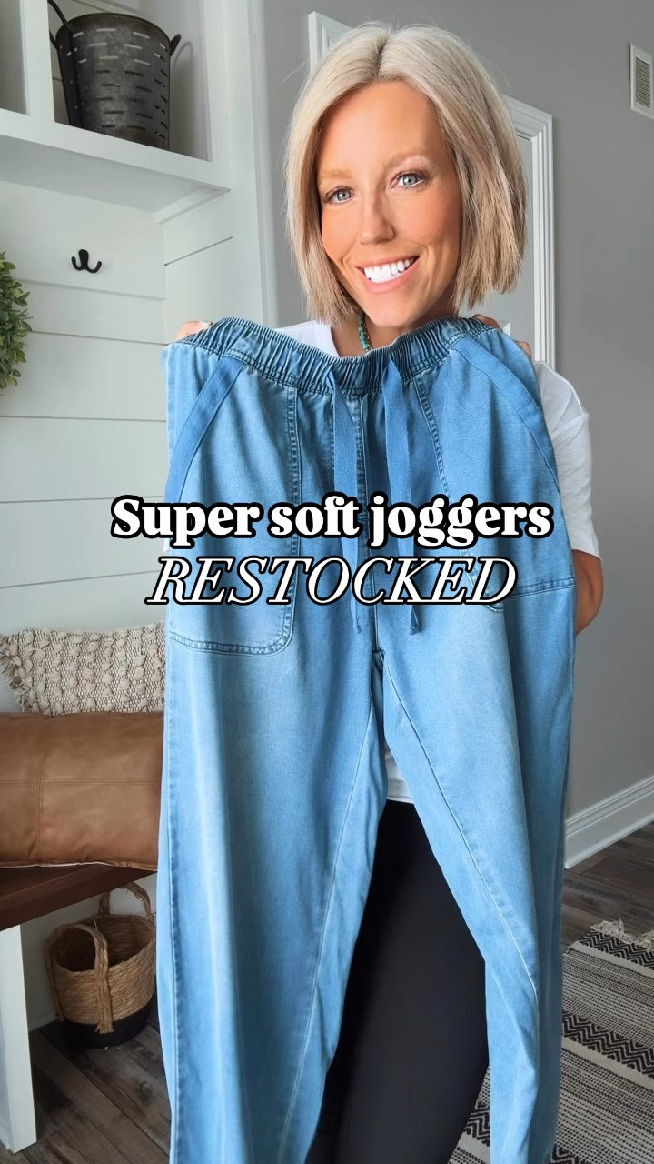 I’m super excited to see that these joggers RESTOCKED!!!!! Sooooo comfy and cute!!!! Wear them casually or pair with loafers for work!!!!
⬇️⬇️⬇️
Tee and cardigan size small
Joggers size small (run roomy)
Shoes TTS 

#LTKStyleTip #LTKWatchNow #LTKFindsUnder50