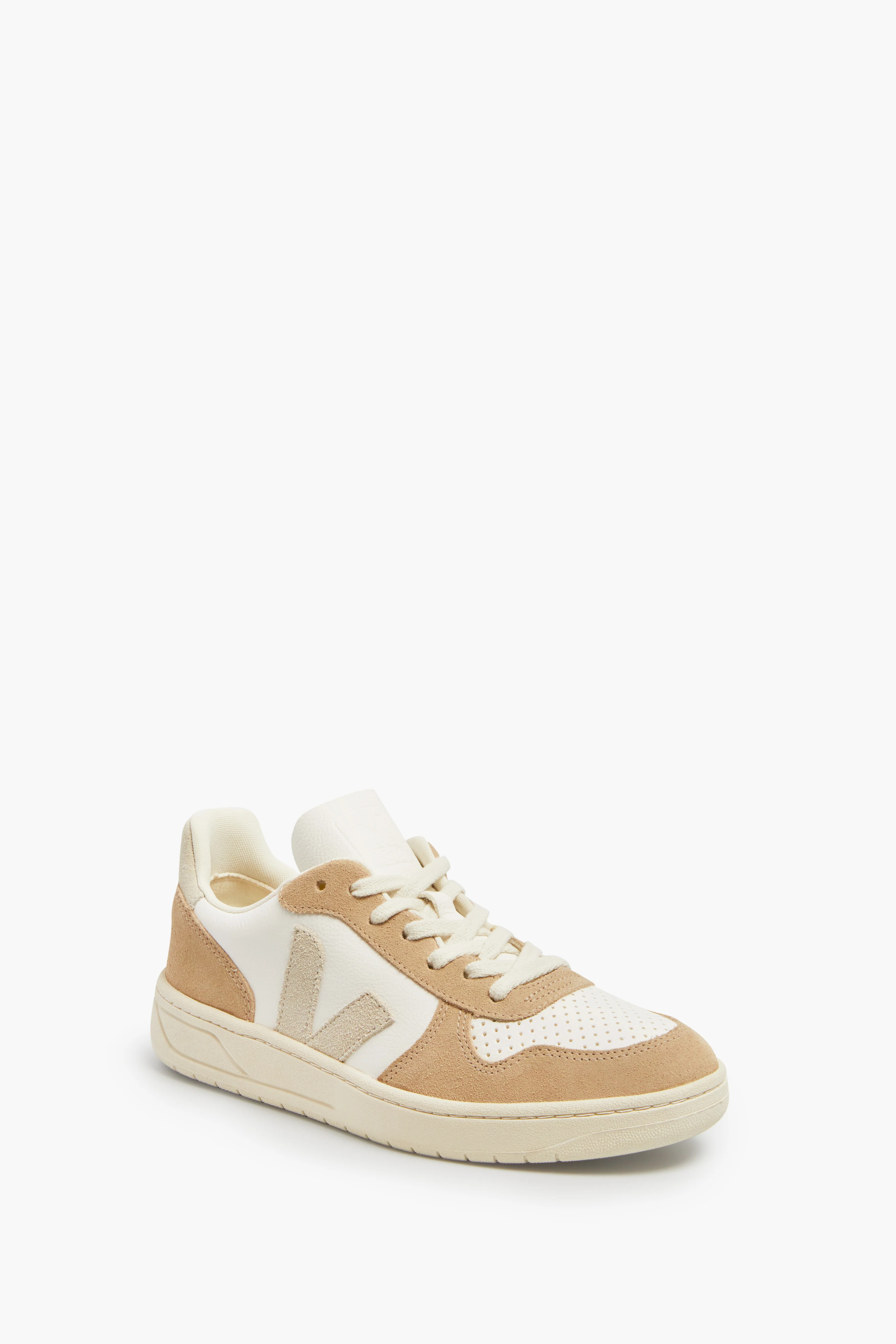 Extra White Natural Sahara V-10 Sneakers | Tuckernuck (US)