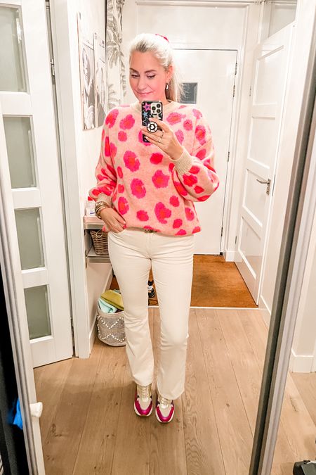 Ootd - Monday. Neon leopard sweater (old), beige bootcut jeans, chunky sneakers (Je m’appelle) and a pink velvet bow clip. 



#LTKover40 #LTKstyletip #LTKeurope