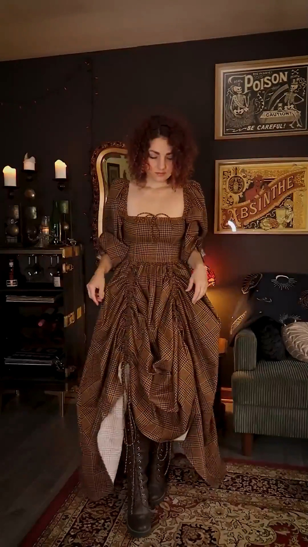 This dress is so dark academia 🖤📚☕️