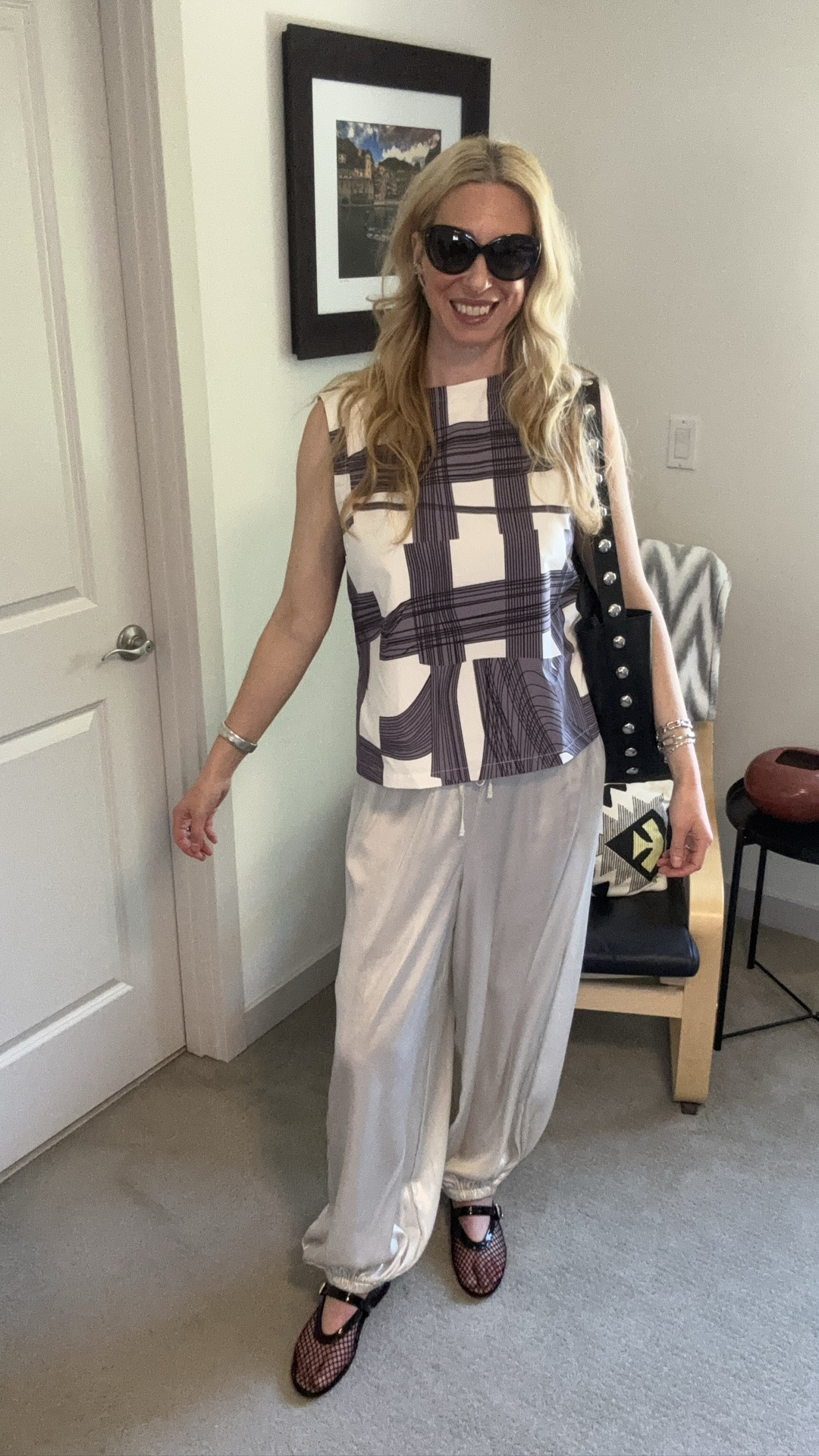There’s just something about putting on a cute outfit that really shifts my entire mood! 

Top @VRGGRL
Balloon pants old @Zara 
Mesh Maryjane’s @amazon
Bag old @Madewell 
Sunnies old @prada