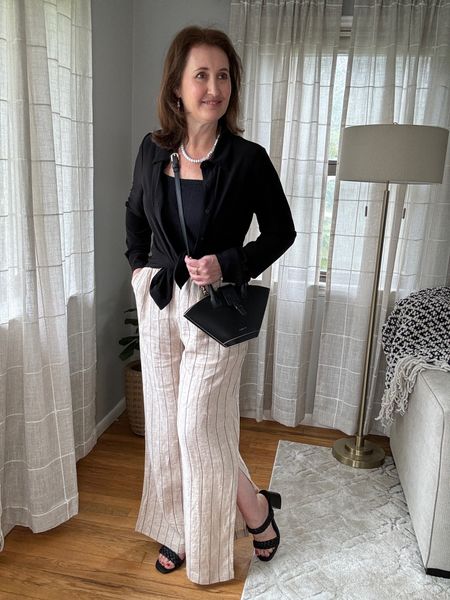 Striped linen pants. Wide leg and with slits on the side.  

Code BF20 on jewelry 

Code beautiful15 for savings on the black shirt 
