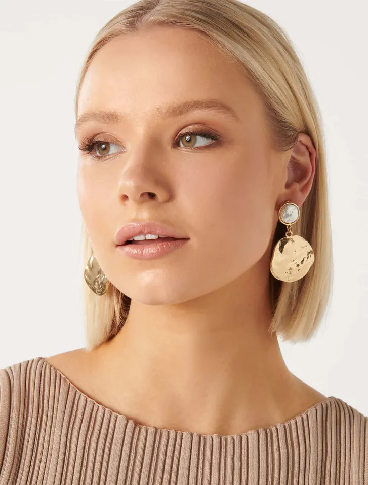 Signature Alegra Textured Pearl Disc Earrings | Forever New (UK & IE)