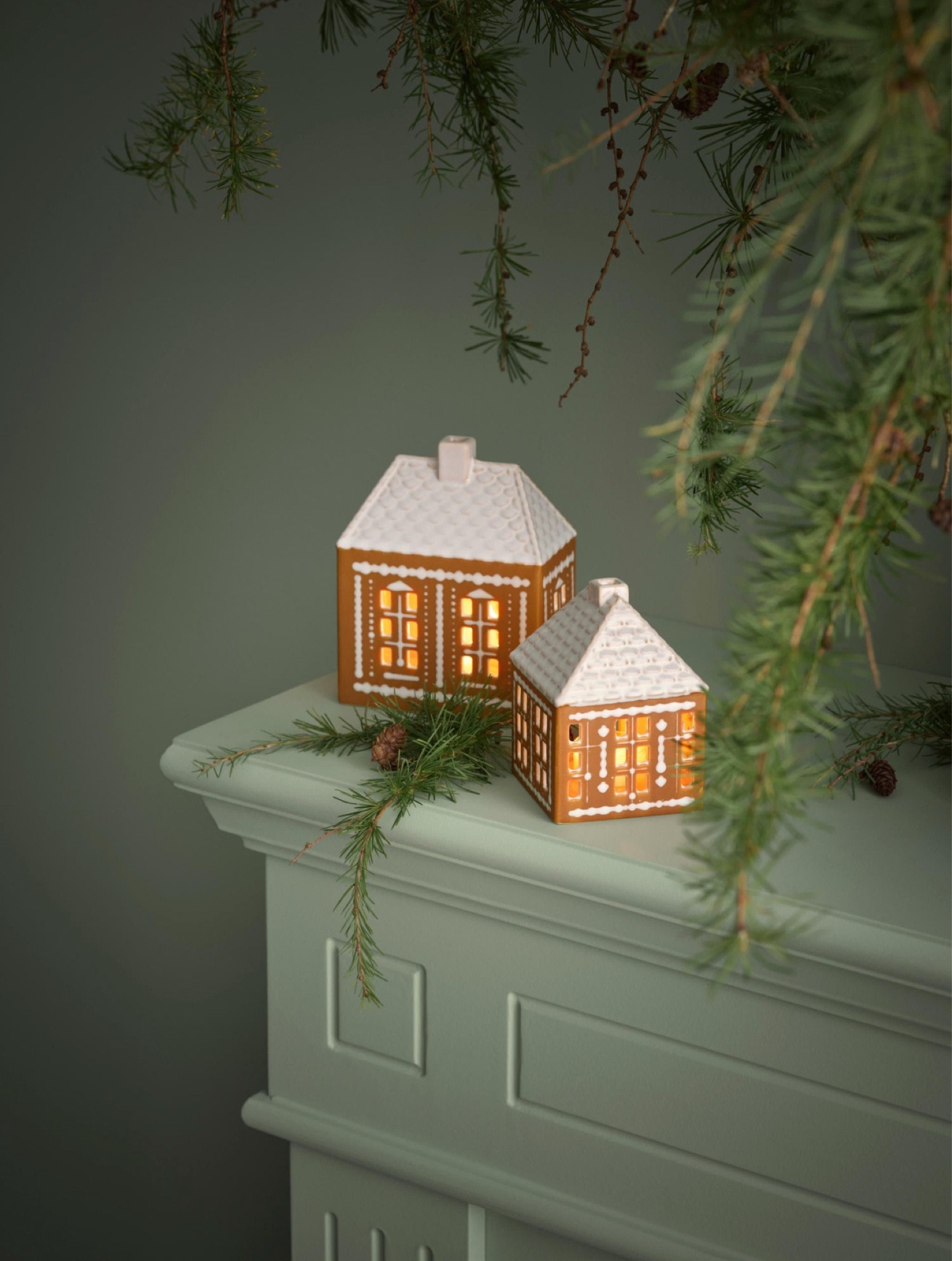 A nice Xmas Corner!
#ltkhome #westwing #candle #homedecor #christmas #christmasdecor #natale #casa #candele #casette #gingerbreadhouse #ltkchristmas #ltkhomedecor 

#LTKitalia #LTKeurope #LTKgiftguide