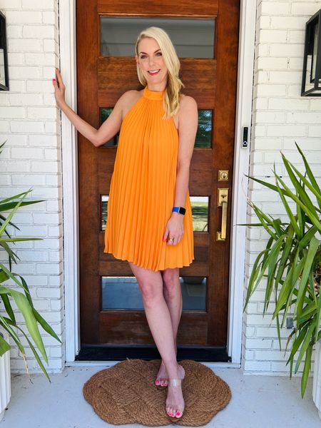 This bright orange 👏 @saks has so many amazing resort finds right
Now!! #SaksPartner 
