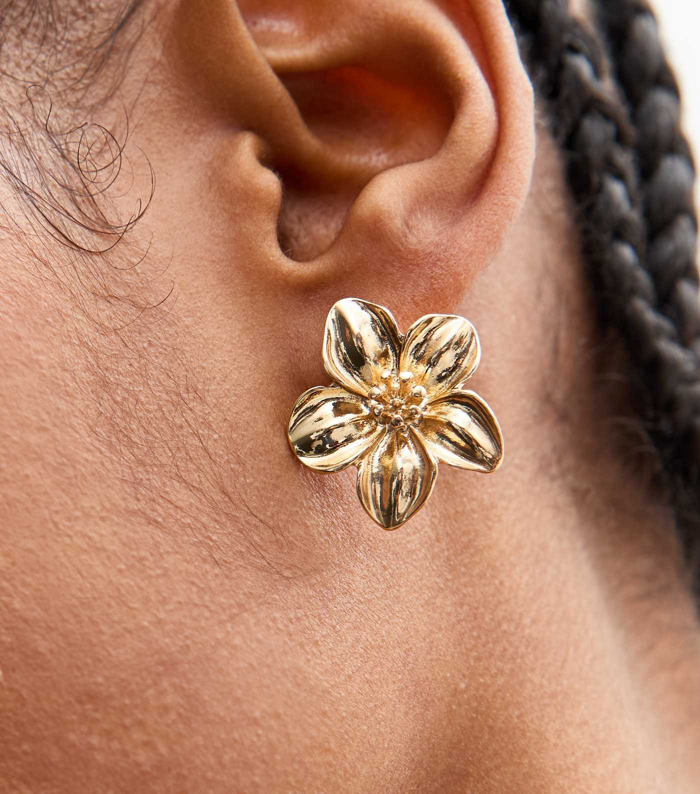 Gold Tone Flower Stud Earrings
						
						Add to Saved Items
						Remove from Saved Items | New Look (UK)