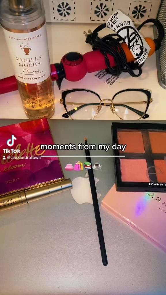 Trendy clothing AND beauty products? Don’t mind if I do. 

#LTKGiftGuide #LTKstyletip #LTKbeauty