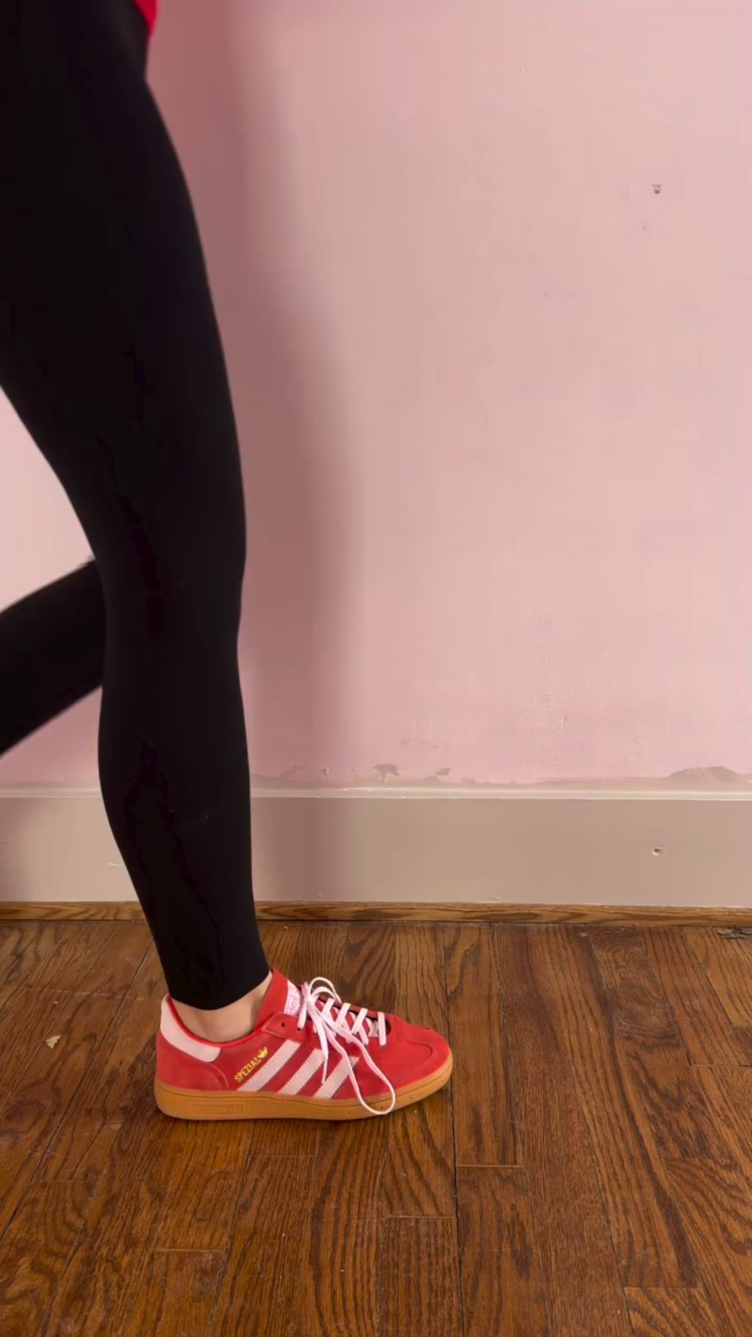 Don’t hang wallpaper until you watch these 5 tips!

Seriously 😅

A few small things at the beginning will save you from crooked seams, bubbling, and that mid-project “why did I start this?” moment.

This is what I check before I start:
– wall prep
– level lines (don’t eyeball it)
– pattern placement
– starting point

Wallpaper is forgiving… if you set yourself up right.
Save this before your next project!

Comment LINKS and I’ll send over all the details — wallpaper line with Wall Blush and everything I used here!

#WallpaperTips #HomeDIY #WallpaperProject #HomeImprovement #DIYHome