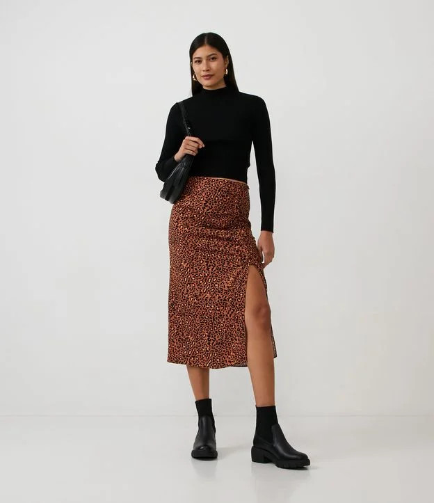 Saia New Midi em Viscolinho com Fenda e Estampa Animal Print Onça Marrom Claro - Lojas Renner | Renner (BR)