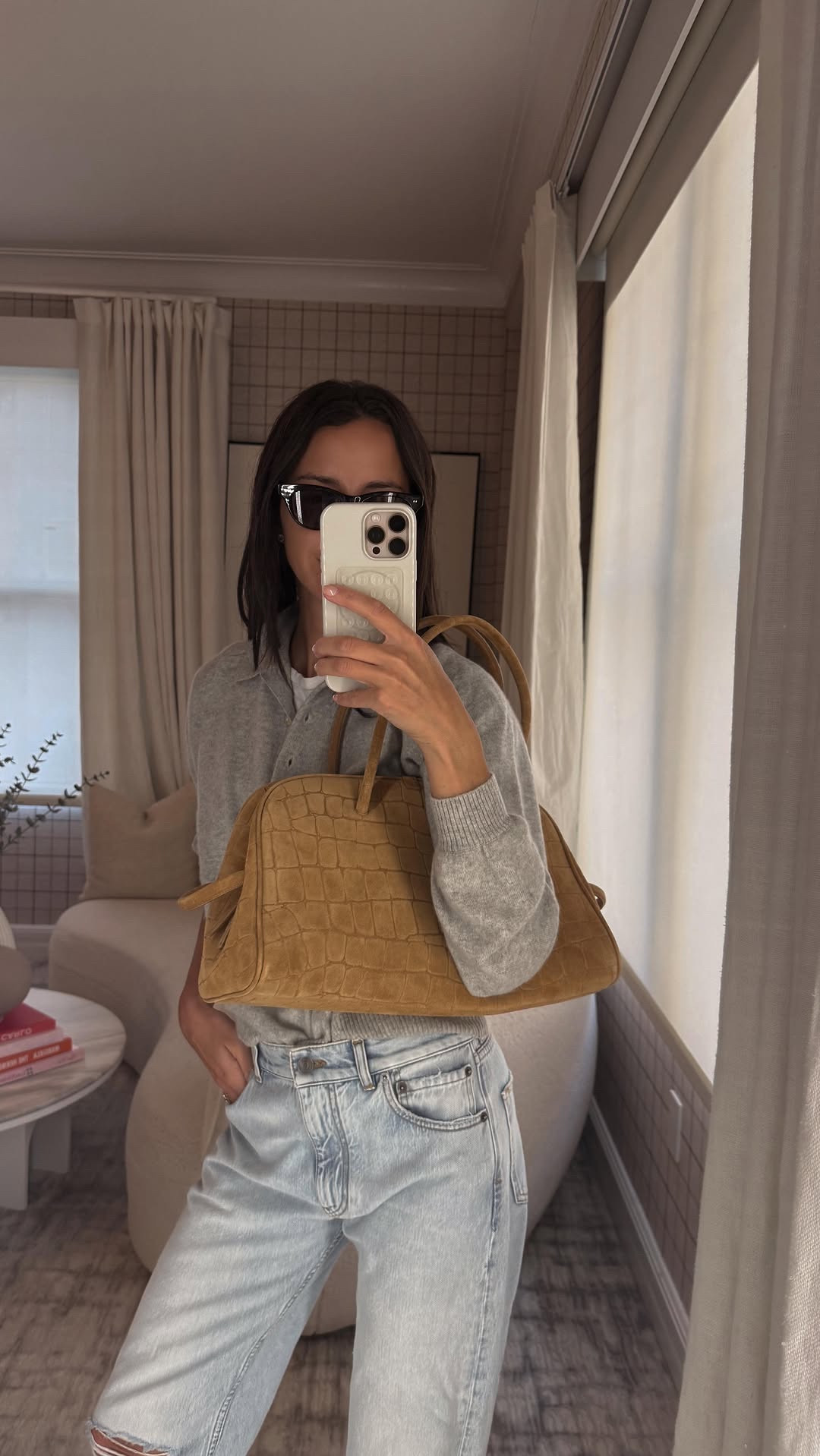 On the go #outfit 💛 Linking my jeans in black.