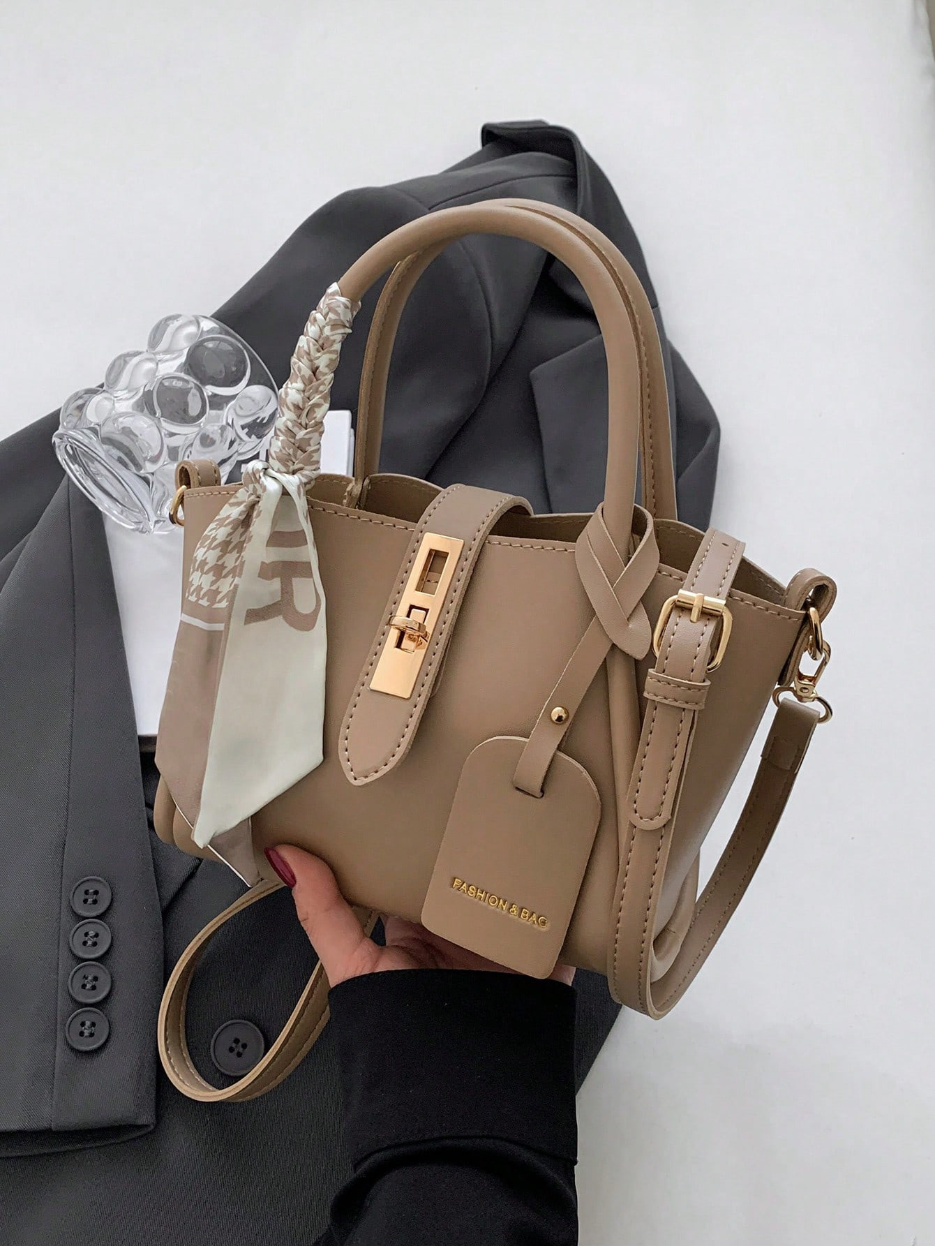 Borsa quadrata con chiusura a torsione decorato foulard alla moda cachi | SHEIN