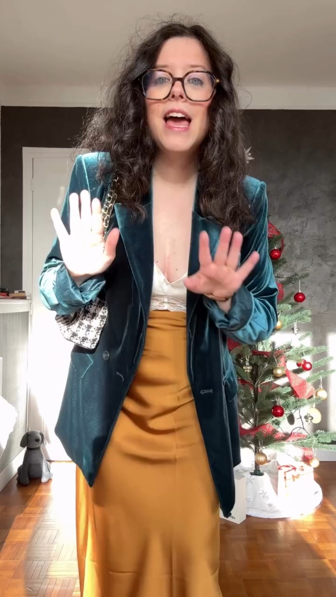 Jour 7 — La robe satin + blazer velours, l’alliance la plus chic des fêtes.
Chaque année, ces deux matières reviennent — et ce n’est pas un hasard : le satin apporte la lumière, le velours apporte la profondeur. Ensemble, ils créent un look élégant, intemporel et incroyablement facile à porter sans perdre en impact.
Dans ce calendrier de l’avent mode, je te partage 24 idées pour t’aider à trouver LA tenue parfaite d’ici Noël… et aujourd’hui, on mise sur ce duo iconique qui traverse les saisons sans jamais perdre son charme.

Tu valides cette combinaison satin + velours ?
➡️ Abonne-toi pour ne pas rater les 24 looks de fêtes jusqu’au 24 décembre

#LTKfrance #LTKfestive #LTKpartywear