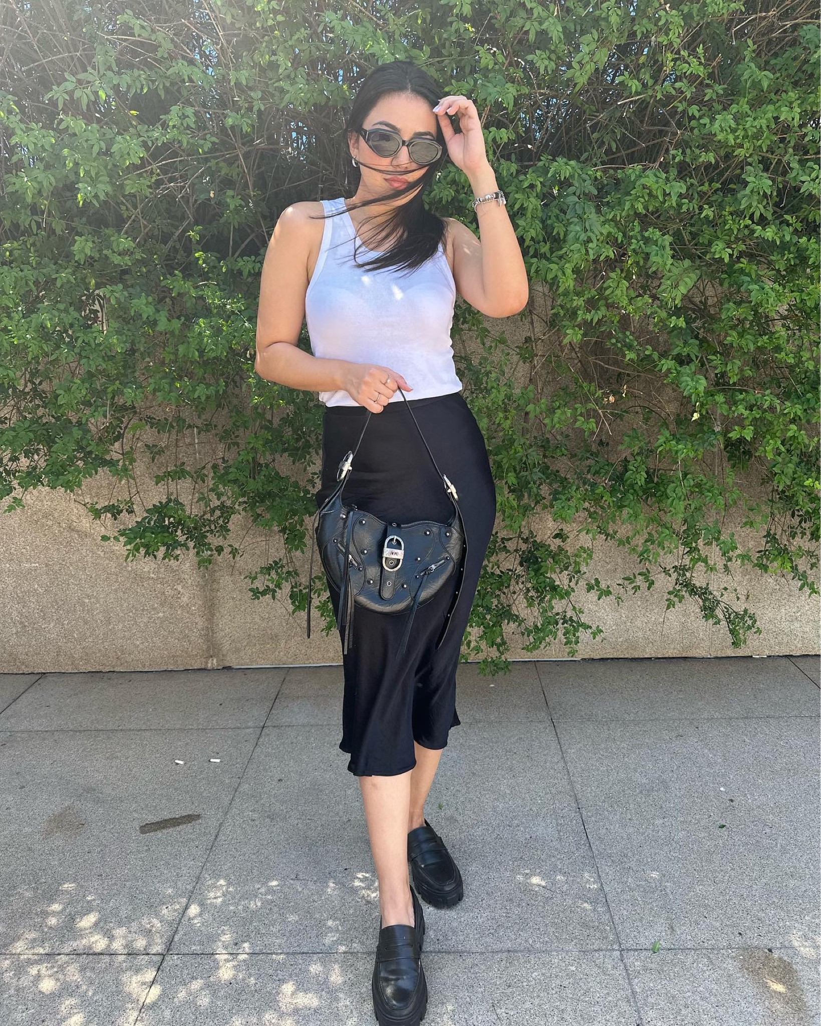 Hoje o post é sobre moda 🖤 Estou focada  trocar todo meu guarda-roupa com roupas no estilo Old Money e Quiet Luxury. O look de hoje é super simples e chique. Amo cores neutras, acho que o simples é clássico. O que acharam?

#LTKitbag #LTKbrasil #LTKbeauty