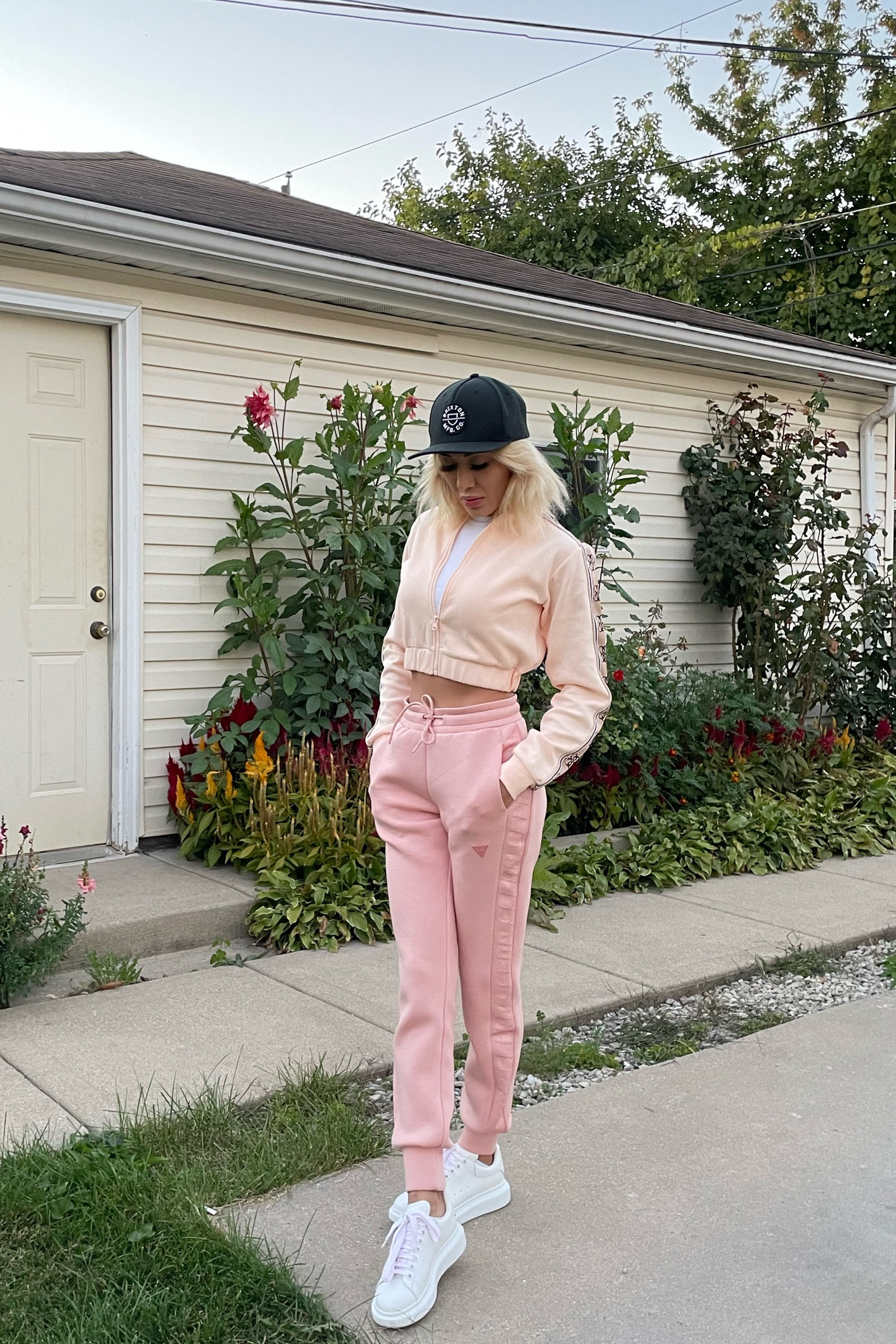 Very cute, fits perfect and it’s on sale! I could not resist this offer 🧡

Details:
Cropped Sweatshirt, S, linked
Pants: S, linked
Shoes: 7, linked


#LTKstyletip #LTKSeasonal #LTKsalealert
