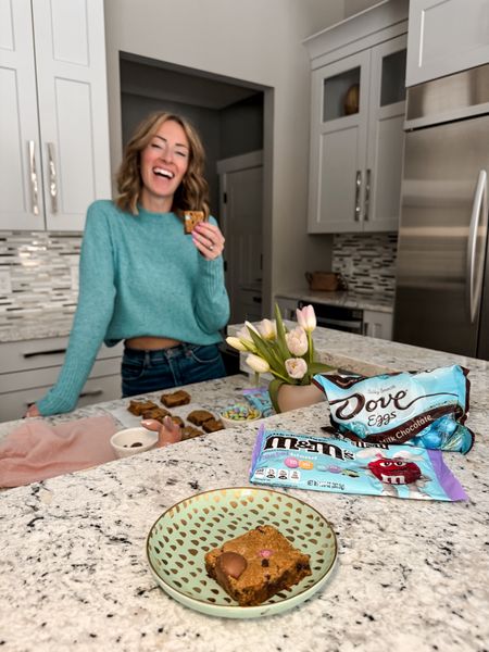 #sponsoredbymarswrigley EveryBUNNY loves a festive dessert, and these Pastel Cookie Bars are the perfect Easter treat🐰

What you need:
2 packages of premade cookie dough 
@mmschocolate M&M’S® Pastel Blend 
@dovechocolate DOVE® Eggs

What you do:
1. preheat your own to 350°, and line a 9x13 glass pan with foil. Spray with cooking spray for easy release!
2. Spread and press the packaged cookie dough, so it covers the pan
3. Top with your favorite Easter candies, like M&M’S® Pastel Blend and DOVE® Eggs [Pro Tip: don’t overload the dough with toppings, or it won’t bake quite right😉]
4. Bake at 350° for 30 minutes, or until a toothpick inserted into the middle comes out clean. Don’t overbake - you want these to be nice and soft!
5. Allow cookie to cool completely, then gently lift the foil from the pan. I like to use a pizza cutter to slice these into brownie-sized portions. 
6. Enjoy! Be sure to follow suggested serving size (which 1 one cookie, and approx 110 calories)

Head over to Stories to for more!
#LetsEasterTogether