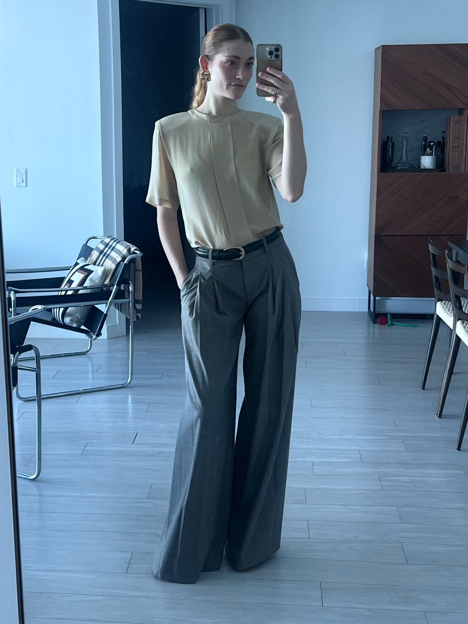 Giving 80s power office vibes😻 