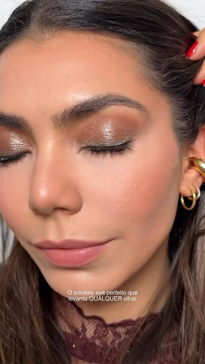 Olhar poderoso em minutos (sem complicação) ✨

Smokey eye marrom + preto = o combo perfeito pra um olhar mais marcante, e MUITO elegante 🤎🖤✨

Usei tons neutros pra esfumar bem e criar profundidade sem pesar 😮‍💨

Salva esse vídeo pra testar depois e me conta: você prefere smokey eye mais leve ou bem dramático? 👇links LTK 

💌 Me segue pra mais dicas de makes como essa ! 

@natashadenona - eye sculpt texture e tone paleta 
@yslbeauty : lash latex máscara 
@ilmakiage : lápis preto oreo 
@moiracosmetics : sombra glitter 05 sugar crush 
#maquiagem #maquiagemdodia #makeuptutorial