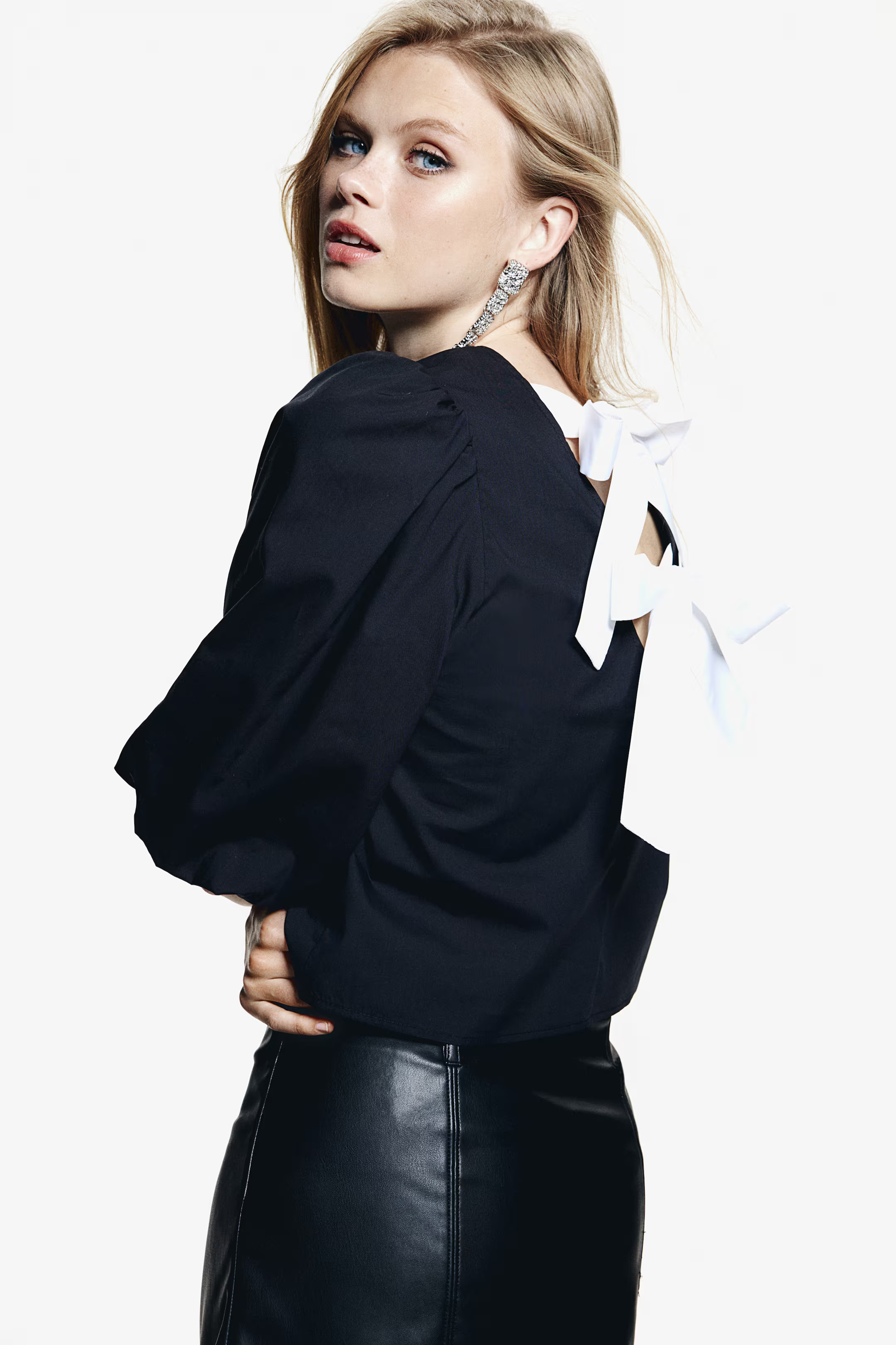 Lyocell-Blend Tie-Detail Blouse - Black - Ladies | H&M CA | H&M (US + CA)