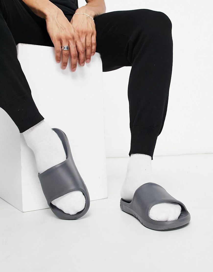 ASOS DESIGN slides in dark grey-Black | ASOS (Global)