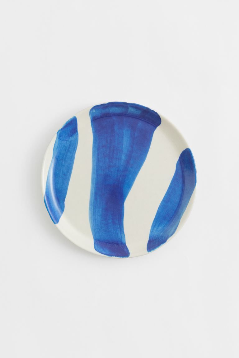 Hand-painted ceramic plate. Diameter 22 cm.CompositionTerracotta 100%Art. No.1056190001 | H&M (US + CA)