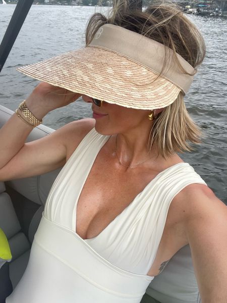 I love this sun visor. It's huge and cover all of my face and stays tight on my head even when we are boating 