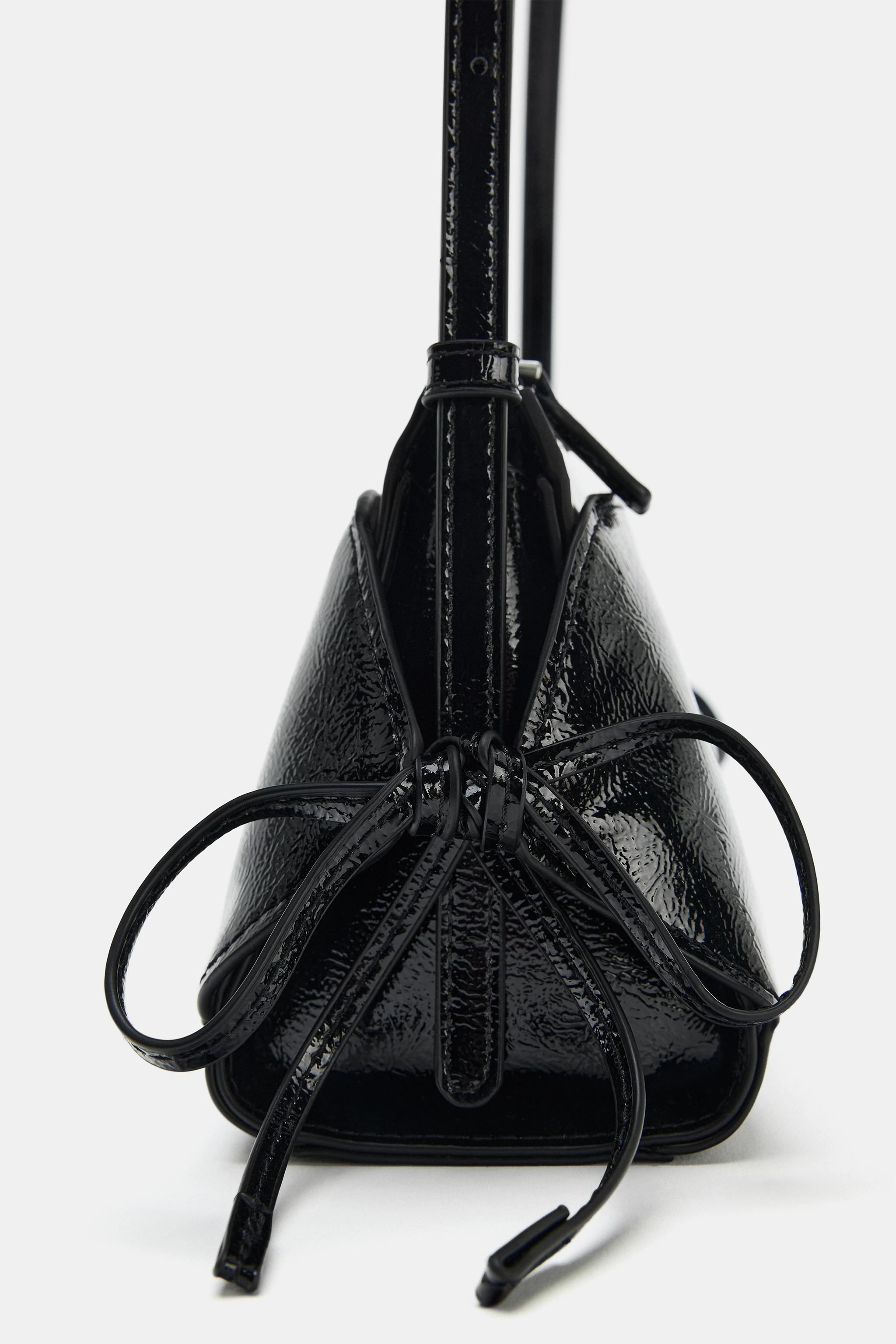 BeschreibungMaterialzusammensetzungMa\u00dfeSchultertasche. Korpus in Lackoptik. Seitliche Schlei... | Zara US